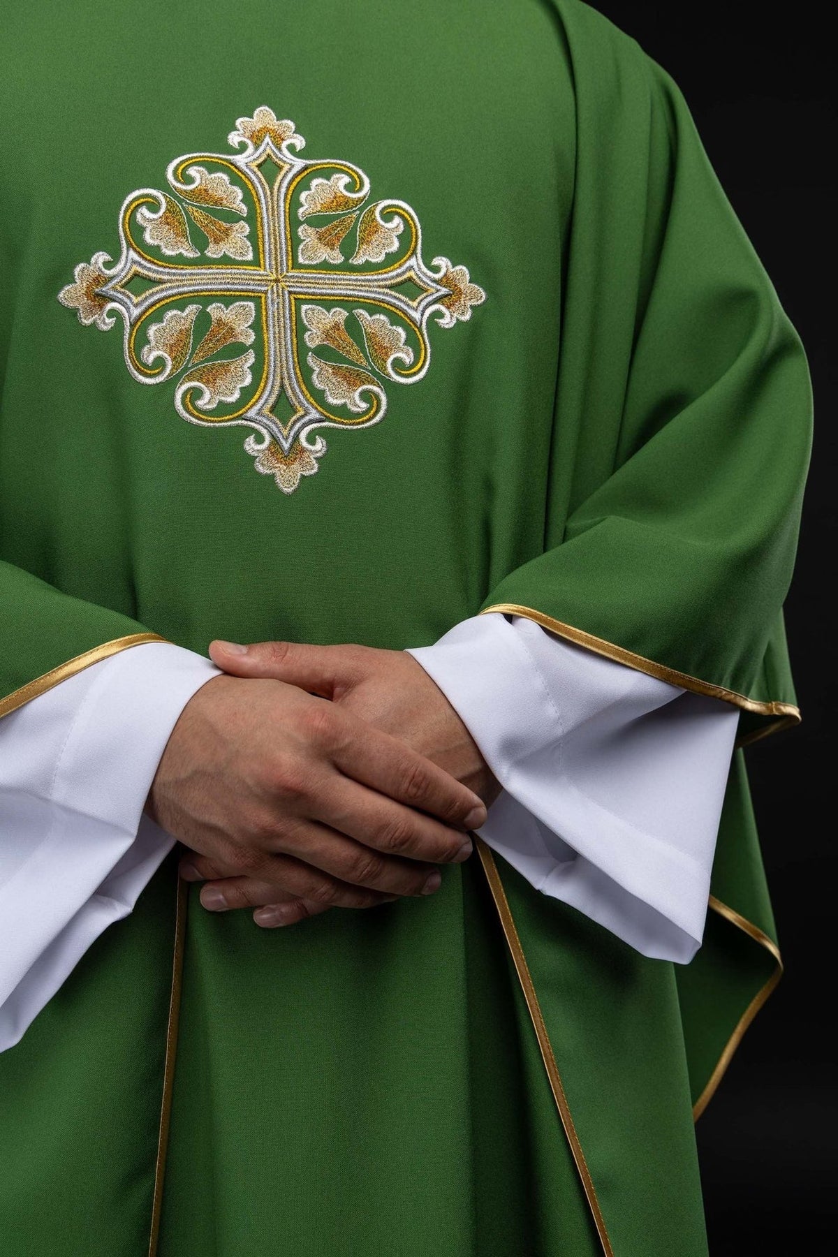 Ornat haftowany z ozdobionym krzyżem i szerokim kołnierzem zielony