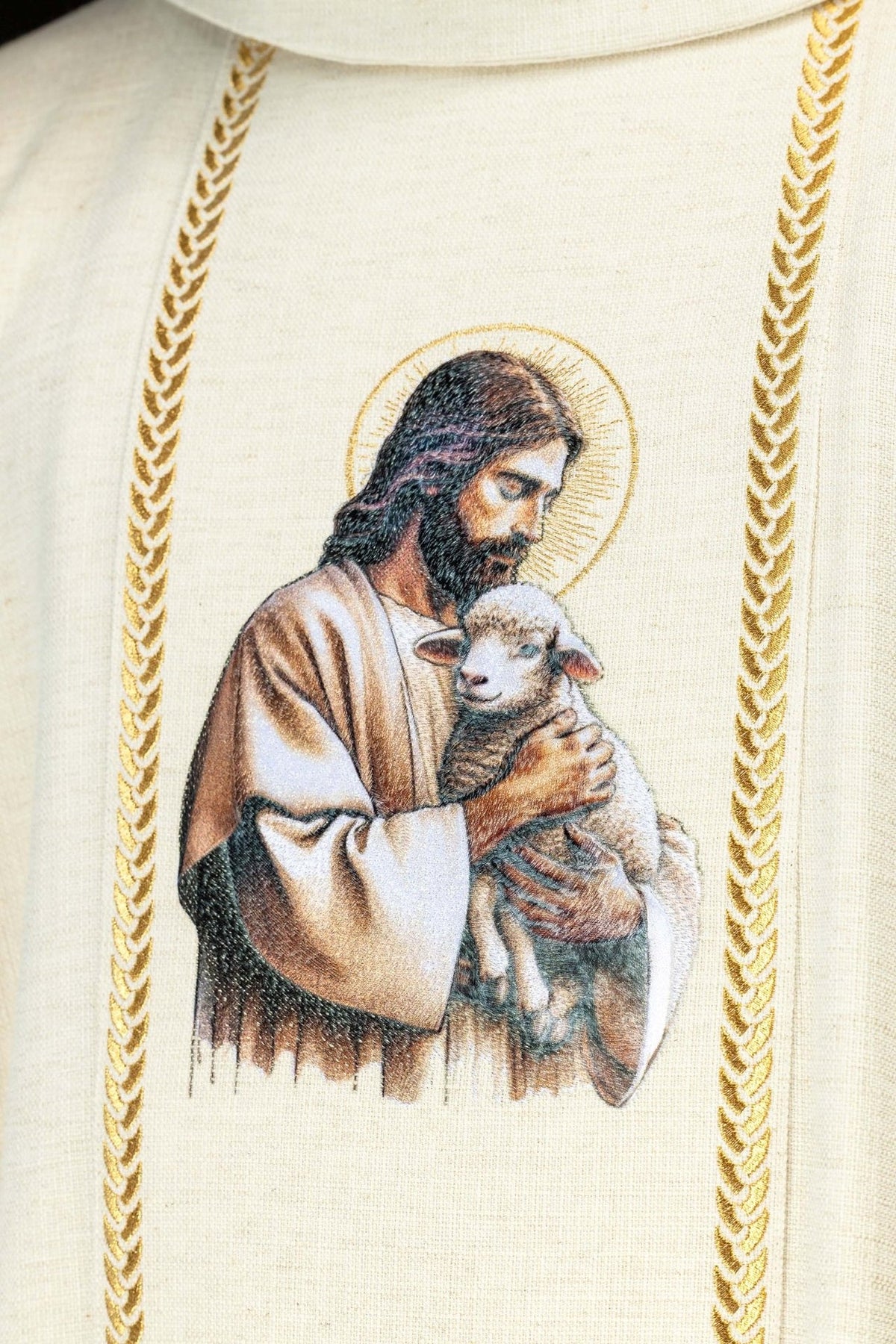 Ornat haftowany z pasem i wizerunkiem Jezusa Dobrego Pasterza z Barankiem ecru