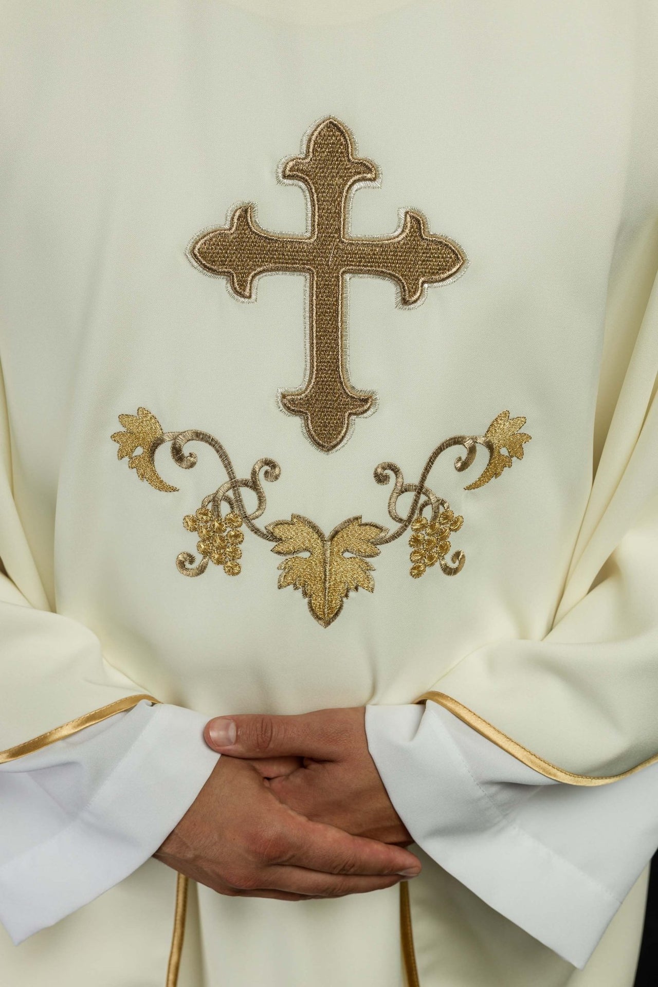 Ornat haftowany z symbolem krzyża i szerokim kołnierzem ecru