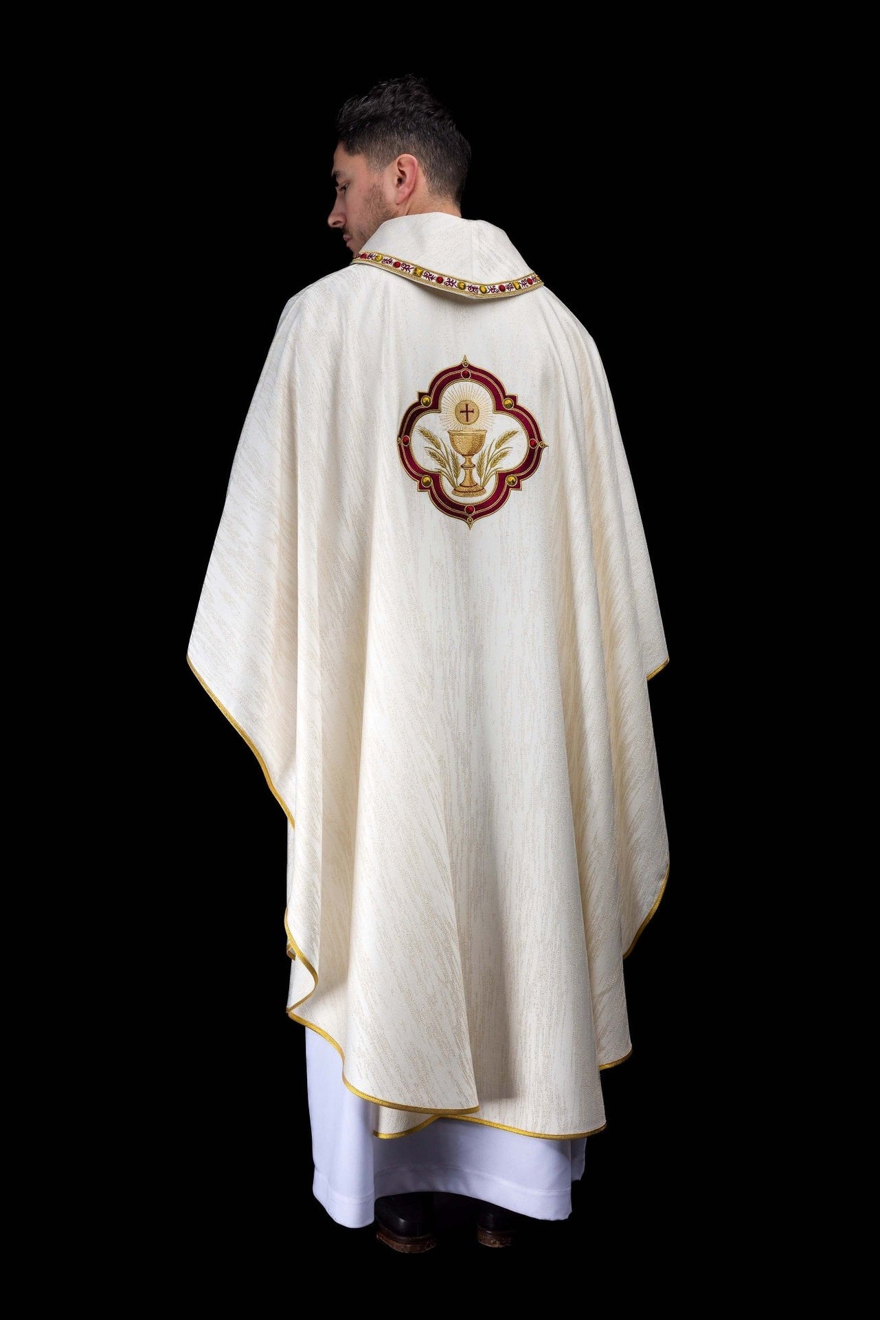 Ornat haftowany z wizerunkiem Serca Pana Jezusa i Kielicha eucharystycznego