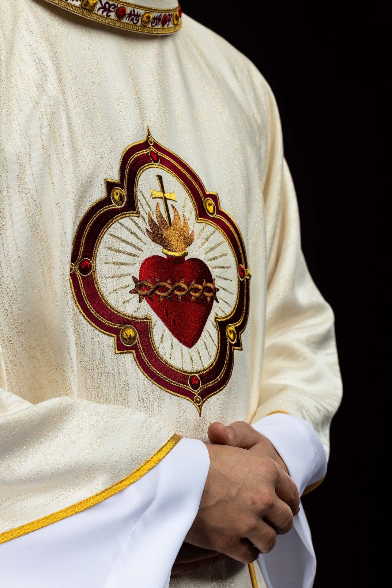 Ornat haftowany z wizerunkiem Serca Pana Jezusa i Kielicha eucharystycznego