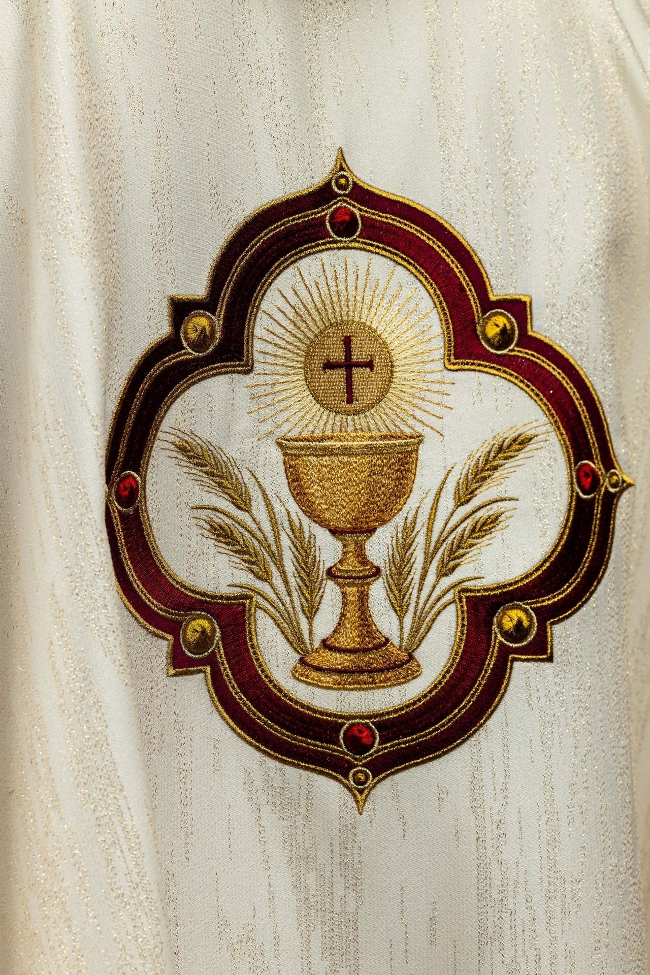 Ornat haftowany z wizerunkiem Serca Pana Jezusa i Kielicha eucharystycznego
