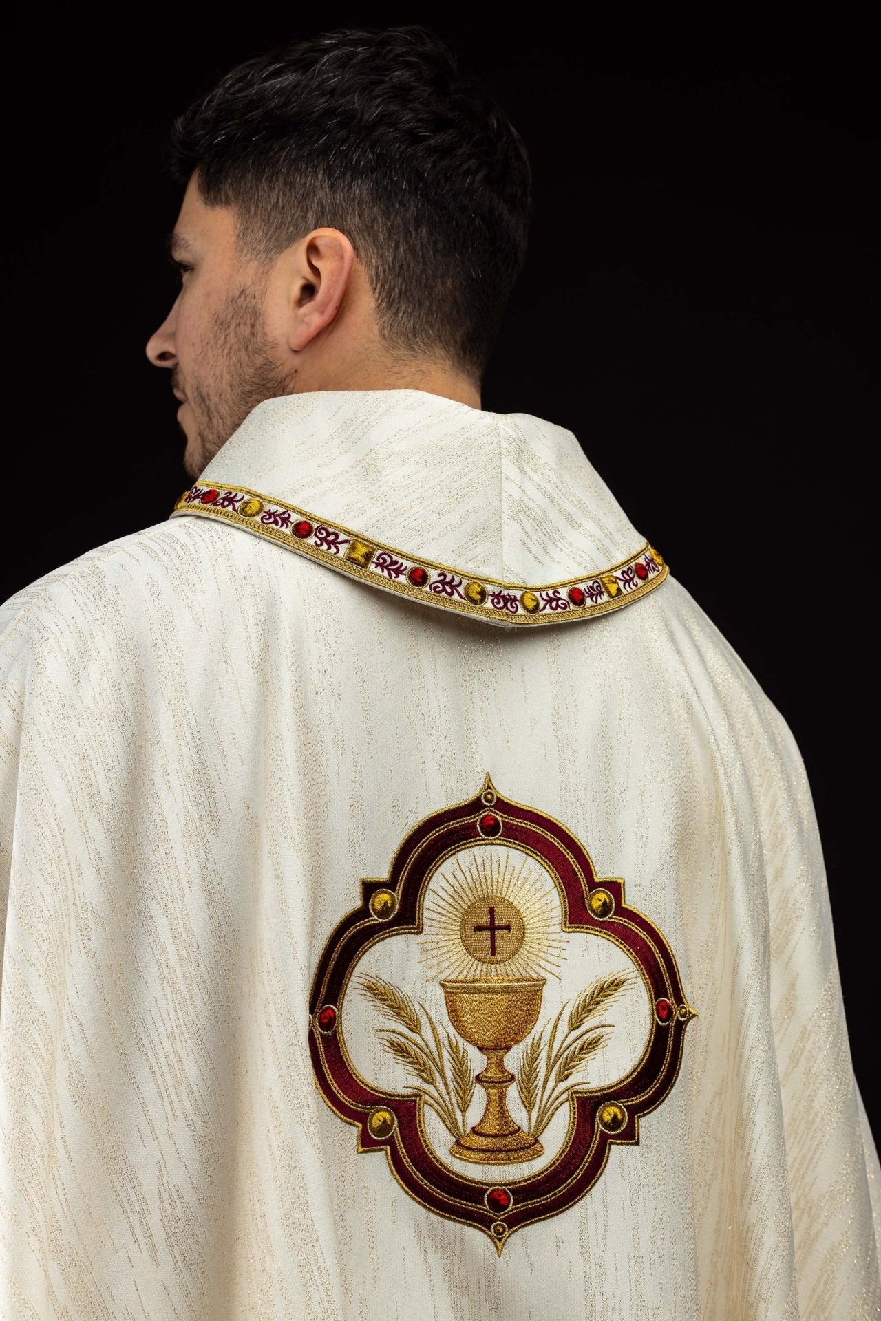 Ornat haftowany z wizerunkiem Serca Pana Jezusa i Kielicha eucharystycznego