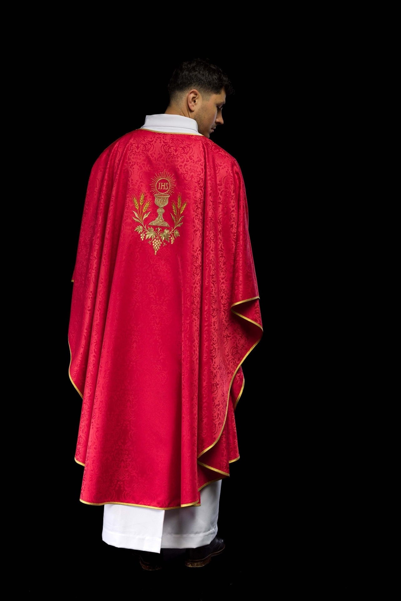 Ornat liturgiczny czerwony z haftem kielicha i hostii na tkaninie żakardowej