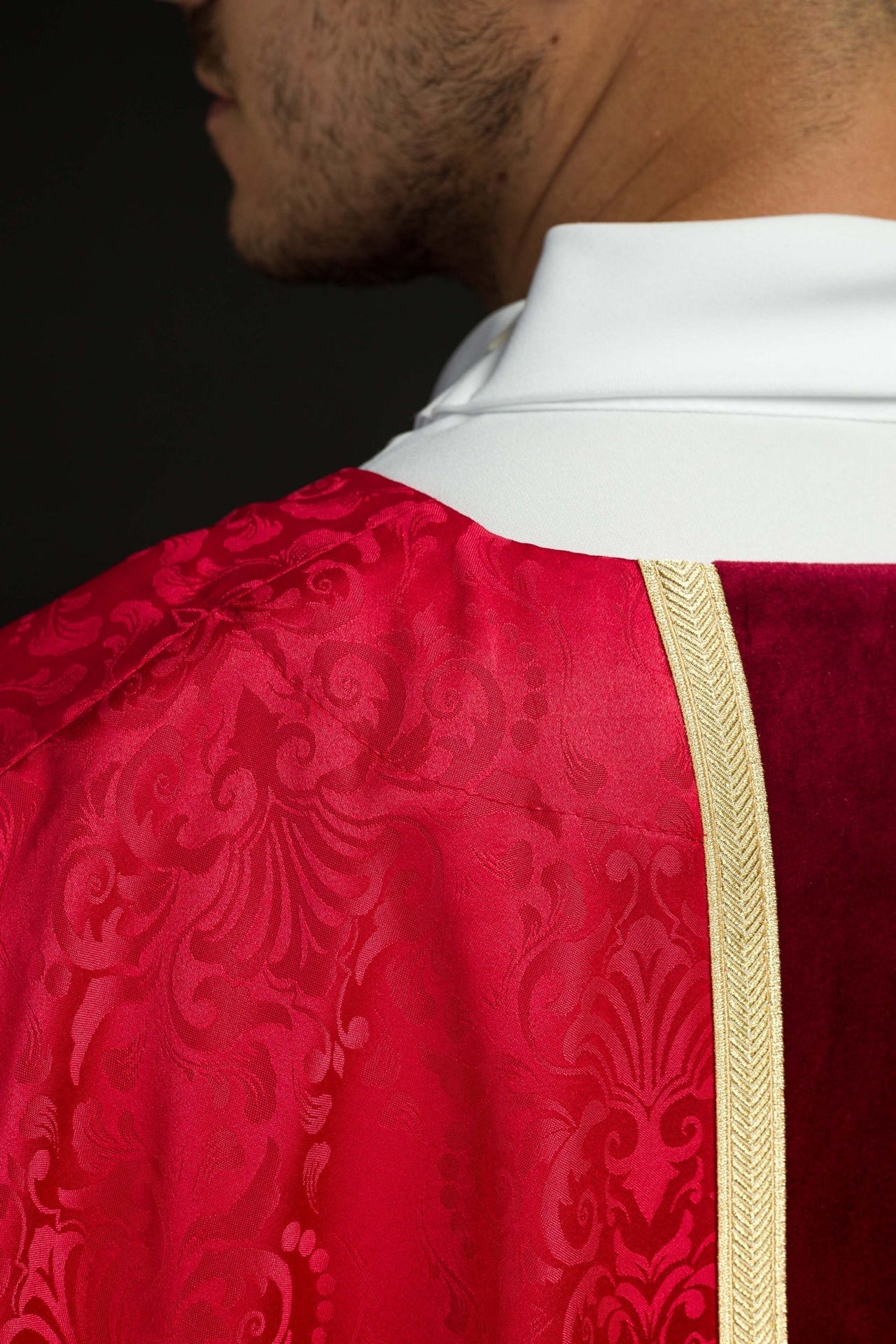 Ornat liturgiczny czerwony z pasem i haftem krzyża na tkaninie żakardowej