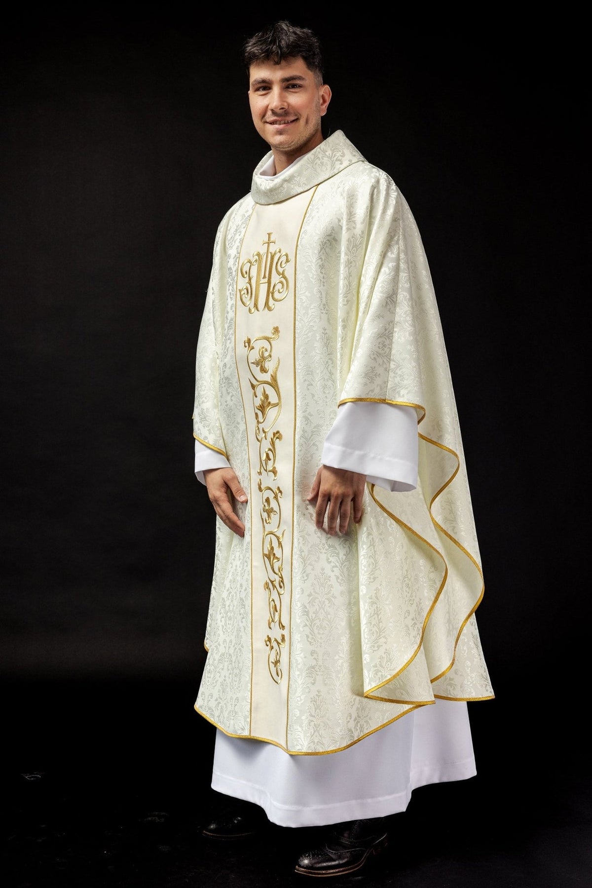 Ornat liturgiczny ecru z bogato zdobionym pasem IHS