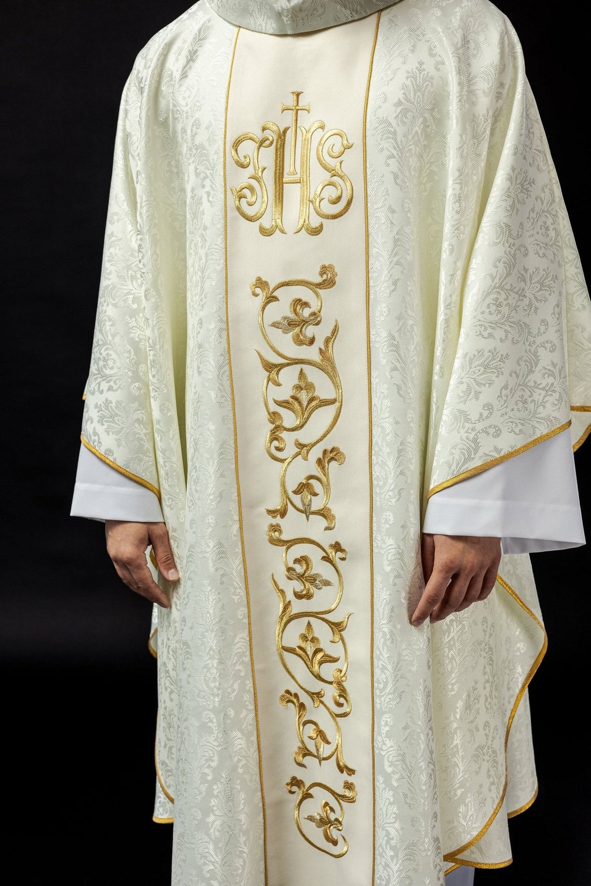 Ornat liturgiczny ecru z bogato zdobionym pasem IHS