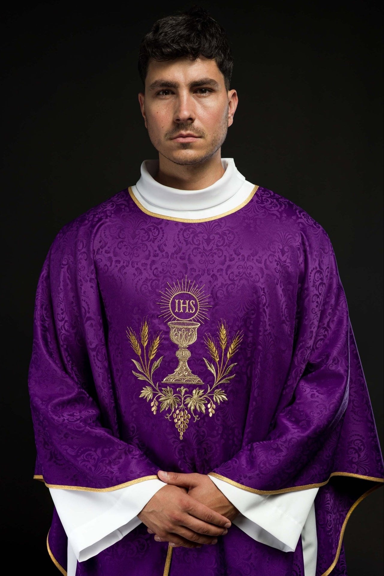 Ornat liturgiczny fioletowy z haftem kielicha i hostii na tkaninie żakardowej