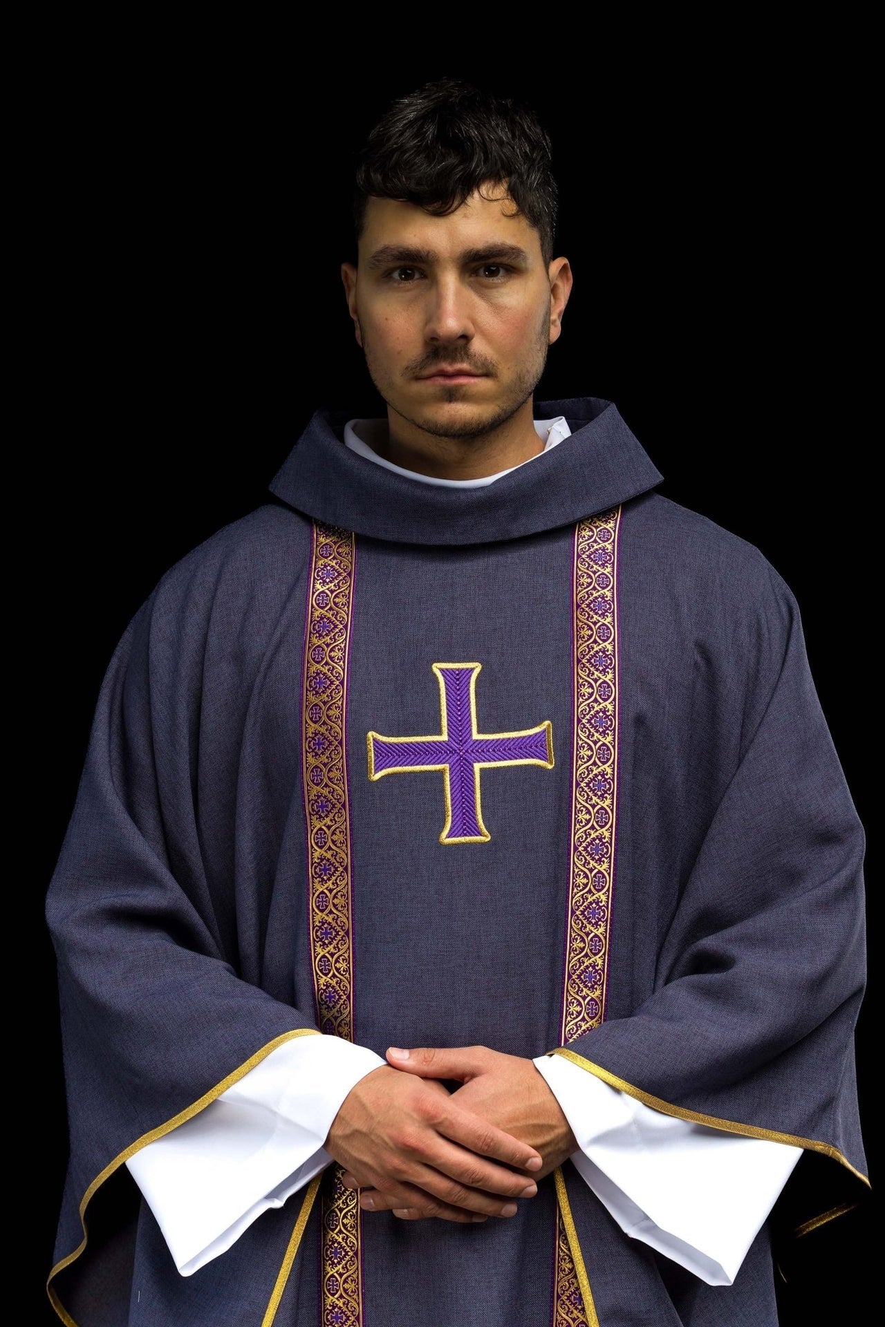 Ornat liturgiczny fioletowy z haftowanym krzyżem i taśmami żakardowymi
