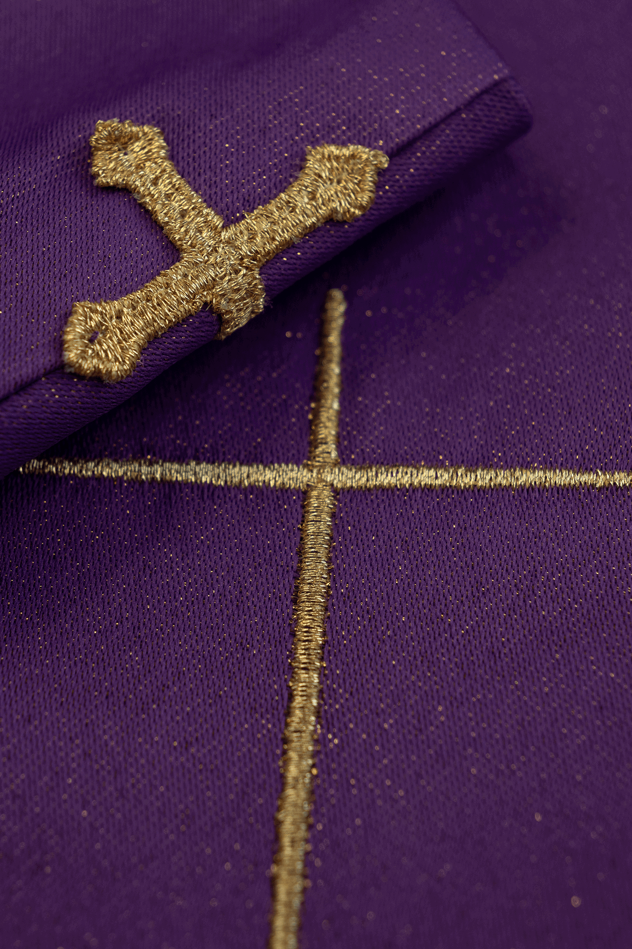 Casula Liturgica ricamata Viola con Croce e Decorazioni