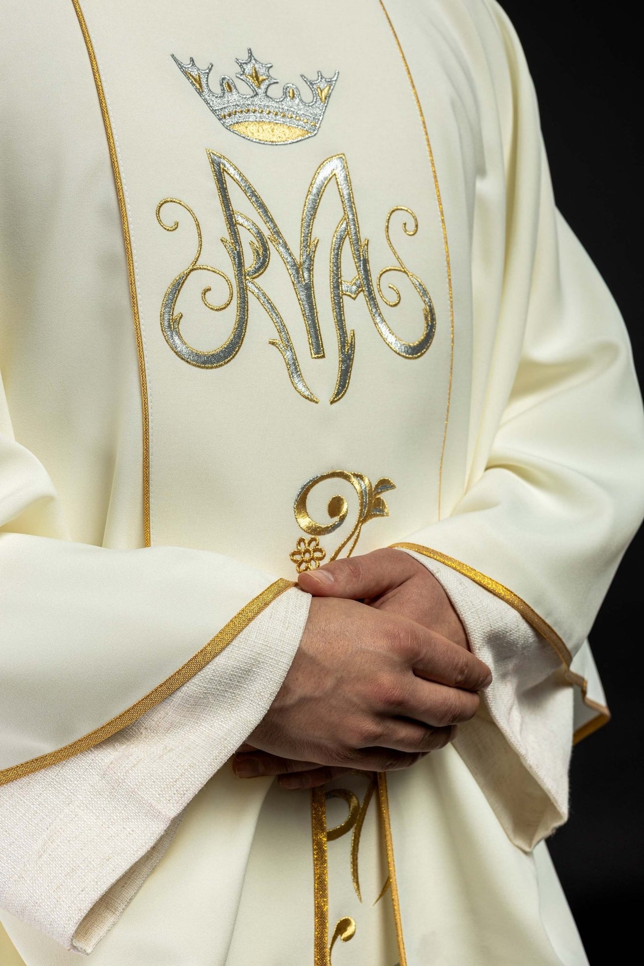 Ornat liturgiczny Maryjny z pasem haftowanym ecru