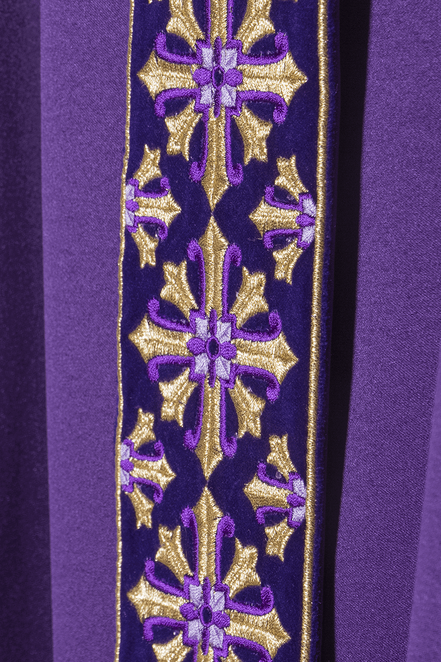 Casula Liturgica con ricamo lucido in colore viola