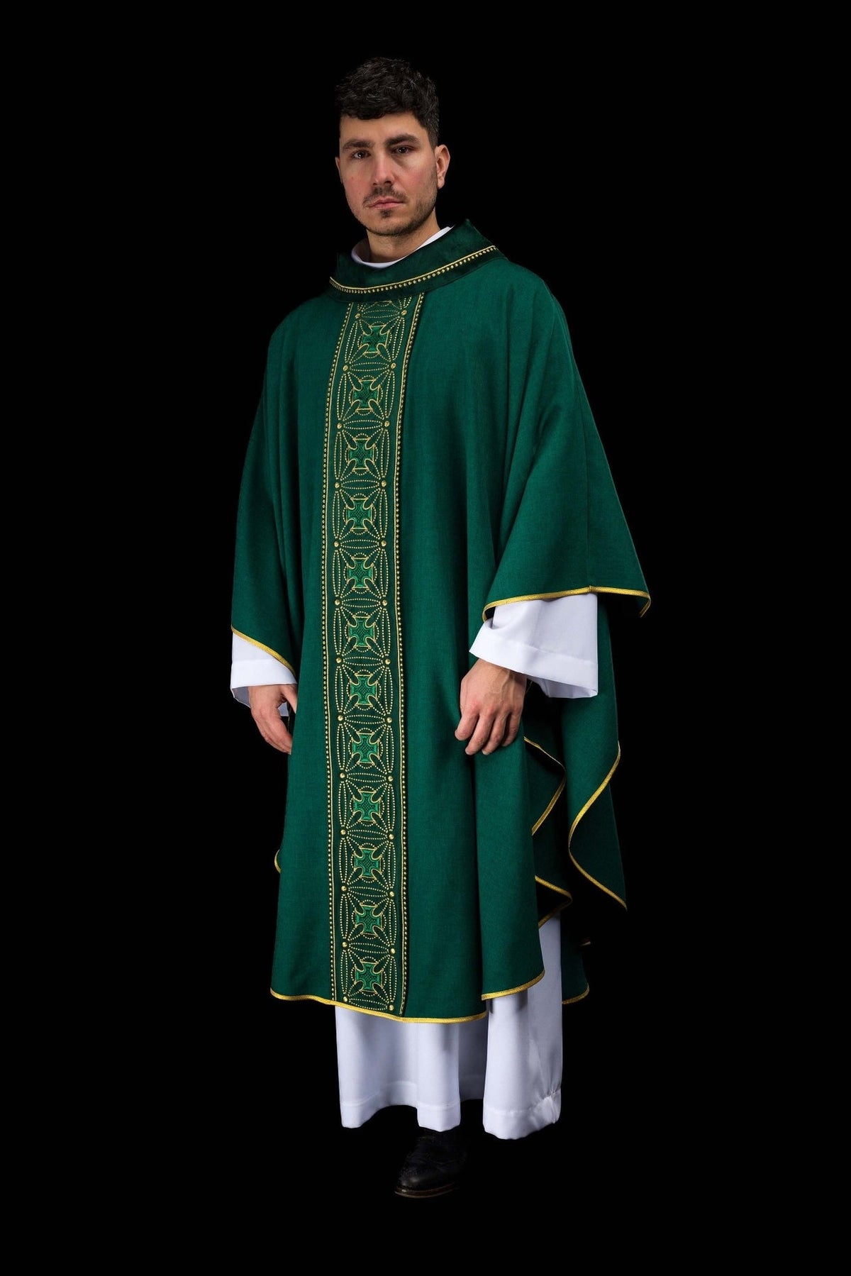 Ornat liturgiczny z bogato zdobionym pasem w krzyże w kolorze zielonym