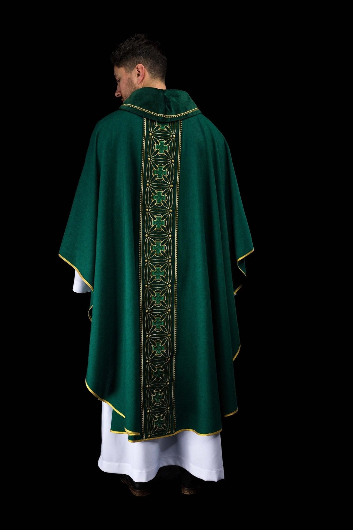 Ornat liturgiczny z bogato zdobionym pasem w krzyże w kolorze zielonym