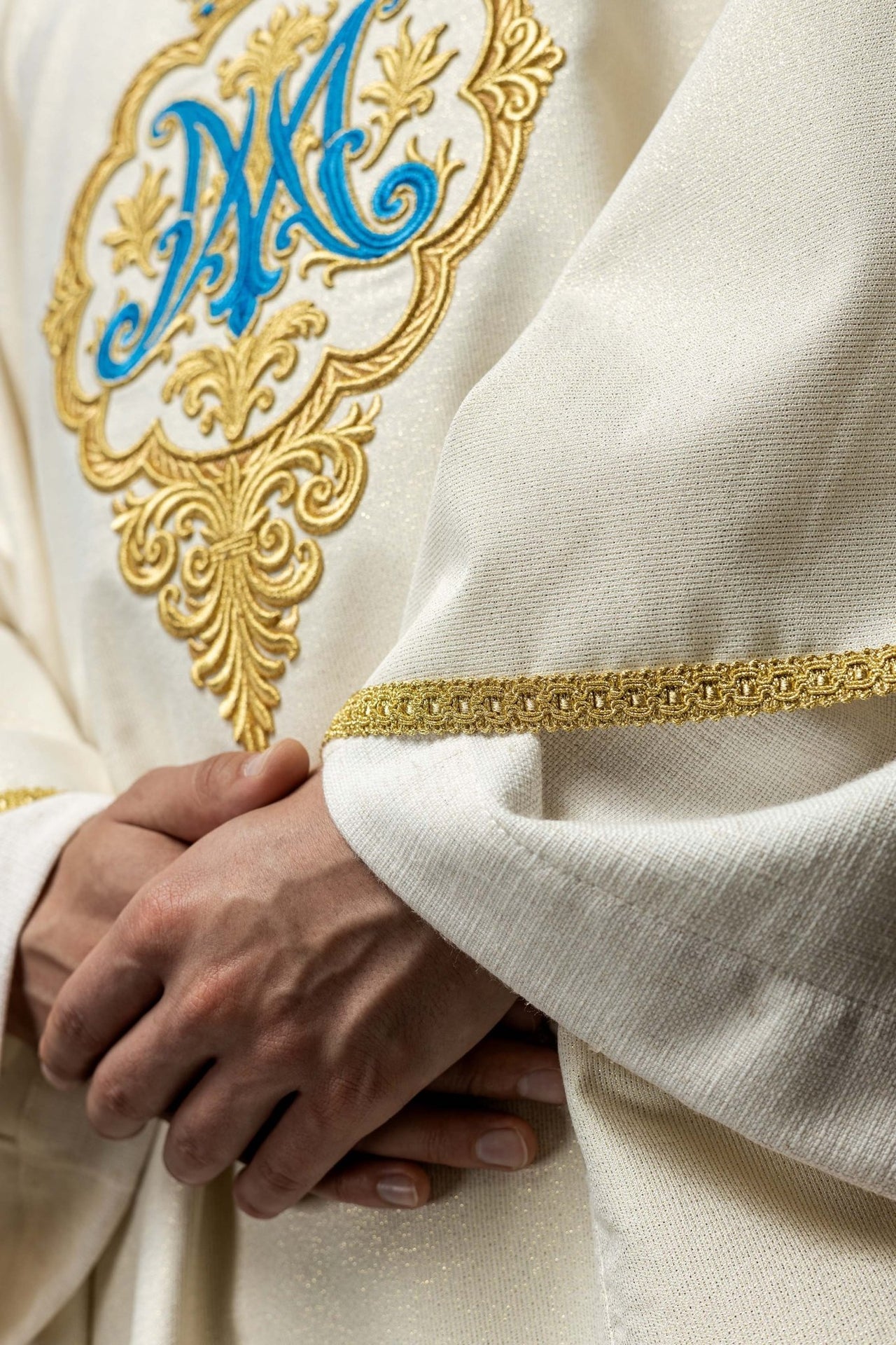 Ornat liturgiczny z haftowanym herbem Maryjnym i Koroną