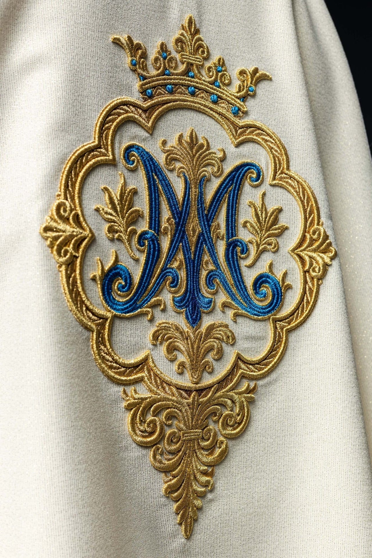 Ornat liturgiczny z haftowanym herbem Maryjnym i Koroną