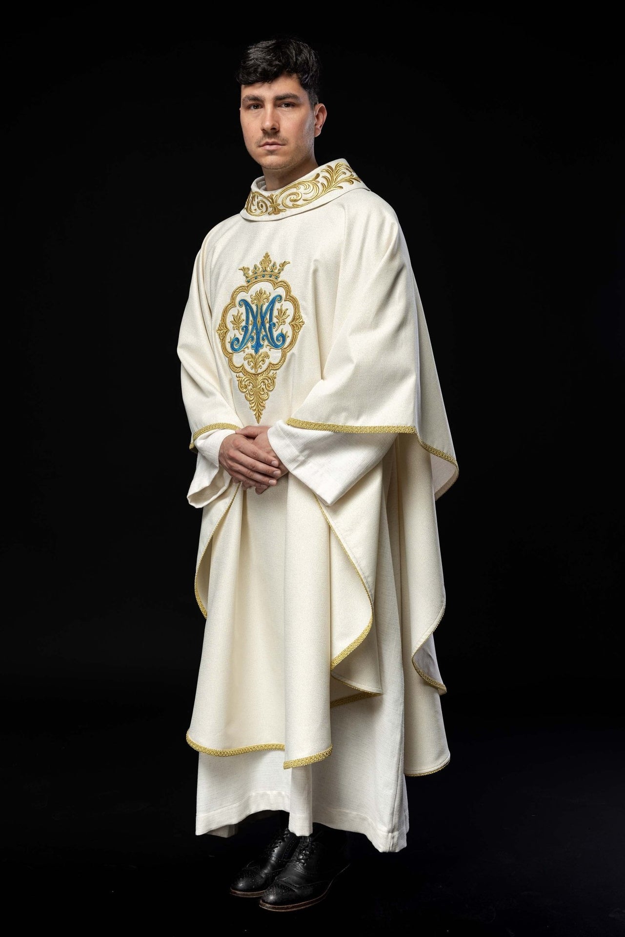 Ornat liturgiczny z haftowanym herbem Maryjnym i Koroną