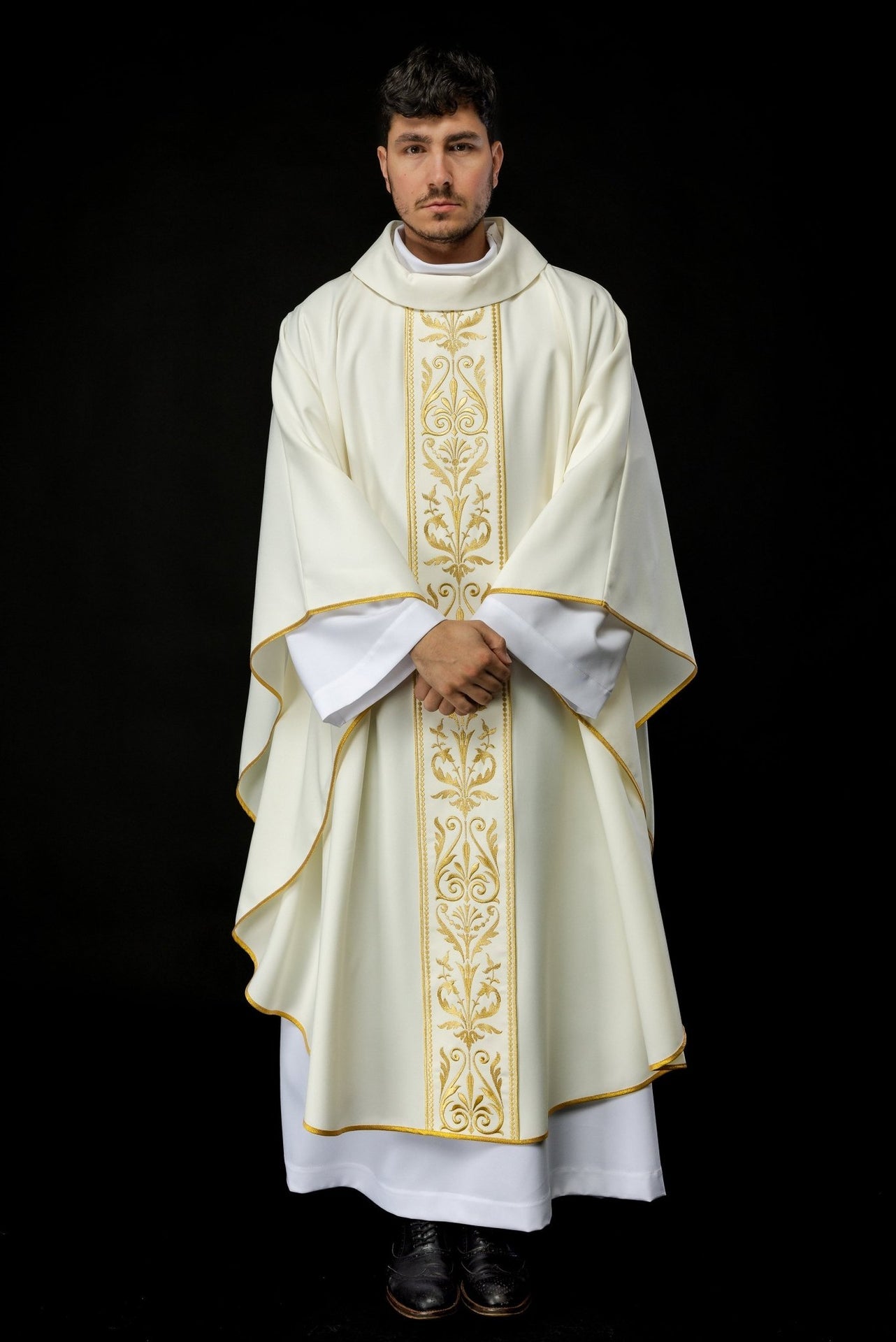 Ornat liturgiczny z haftowanym pasem w kolorze ecru