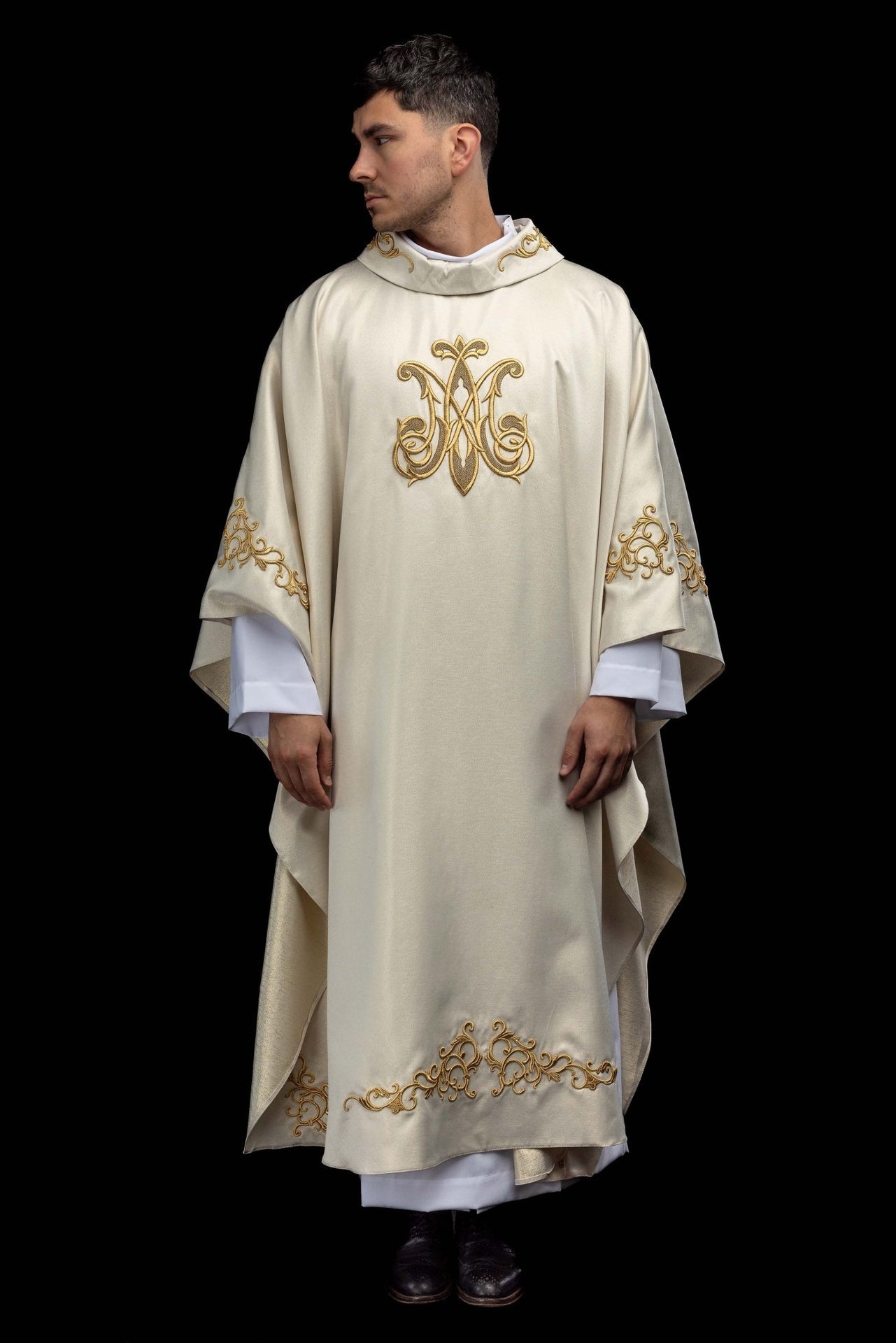Ornat liturgiczny z haftowanym symbolem Maryjnym
