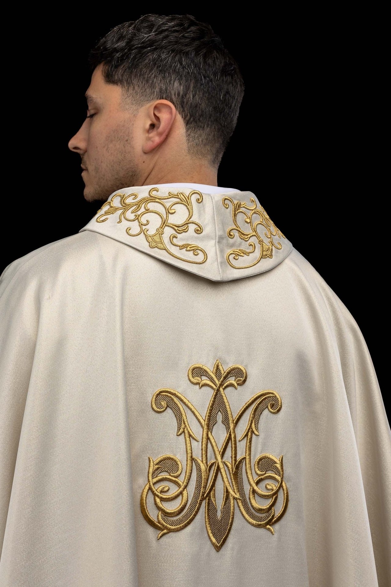 Ornat liturgiczny z haftowanym symbolem Maryjnym
