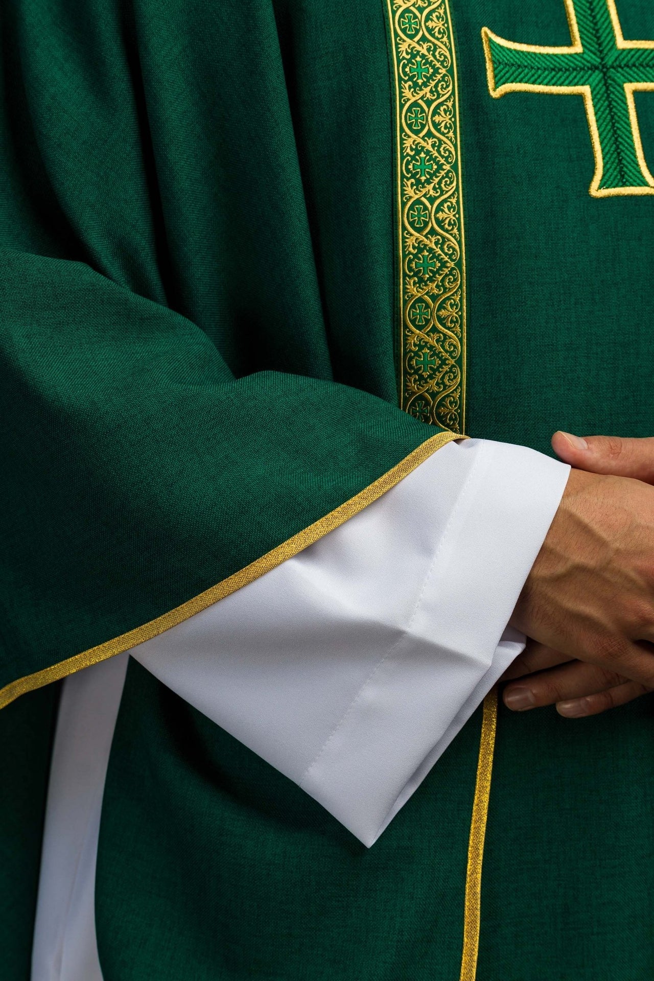 Ornat liturgiczny zielony z haftowanym krzyżem i taśmami żakardowymi