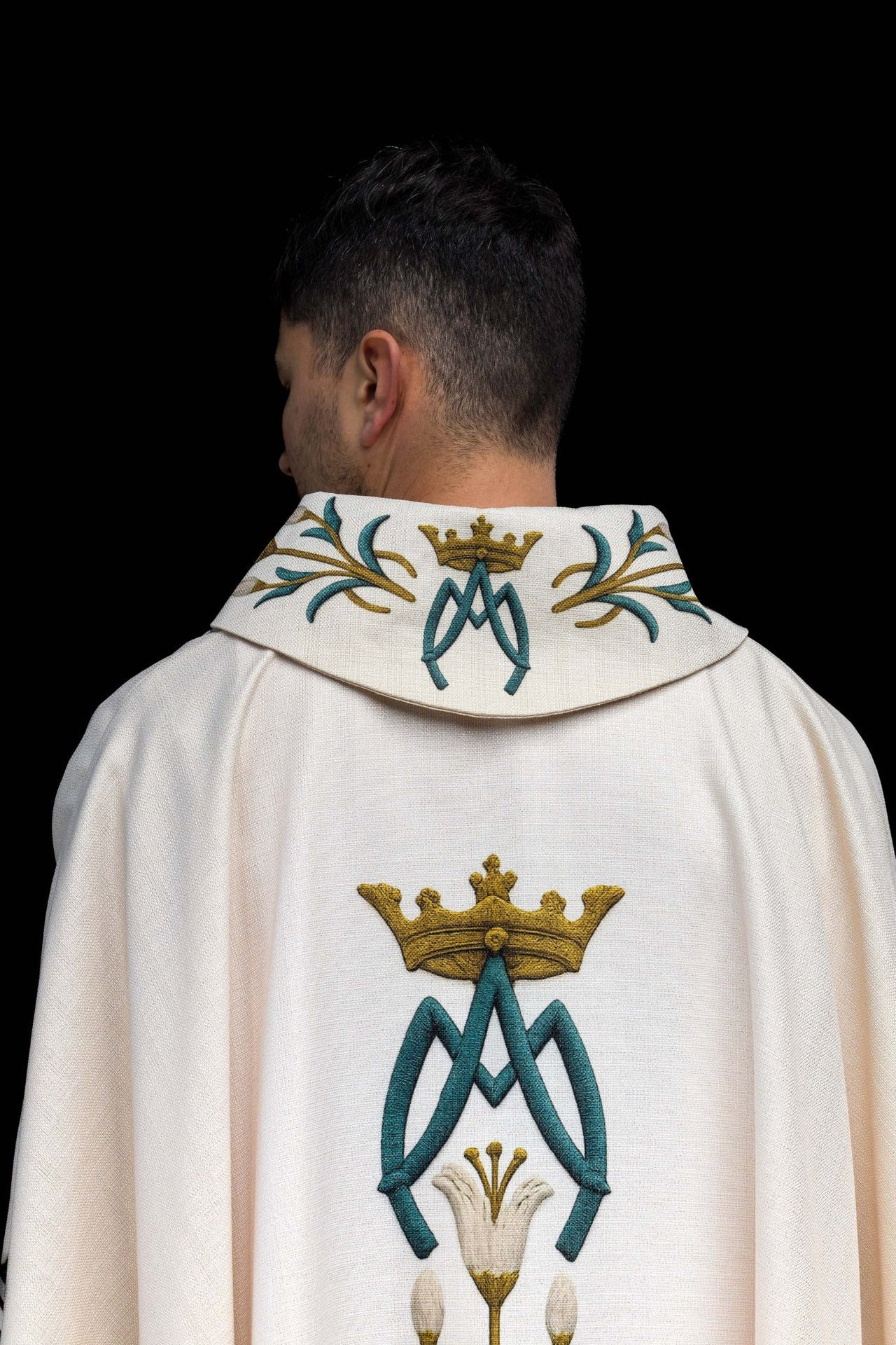Ornat Maryjny drukowany ze wzorem lilii i monogramem ecru