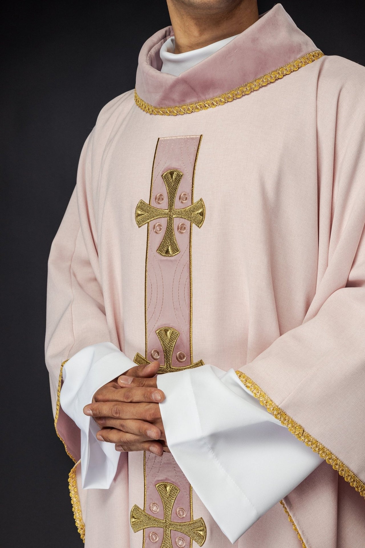 Ornat w haftowane złote krzyże i lamówkę na kołnierzu w kolorze różowym