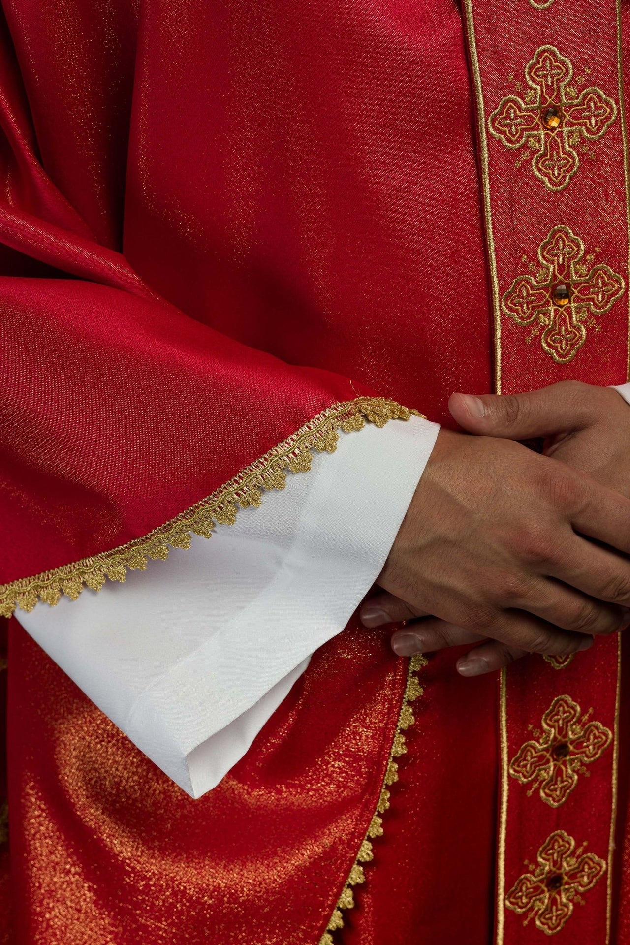 Ornat w kolorze czerwonym z haftowanym pasem i kołnierzem ozdobiony kamieniami