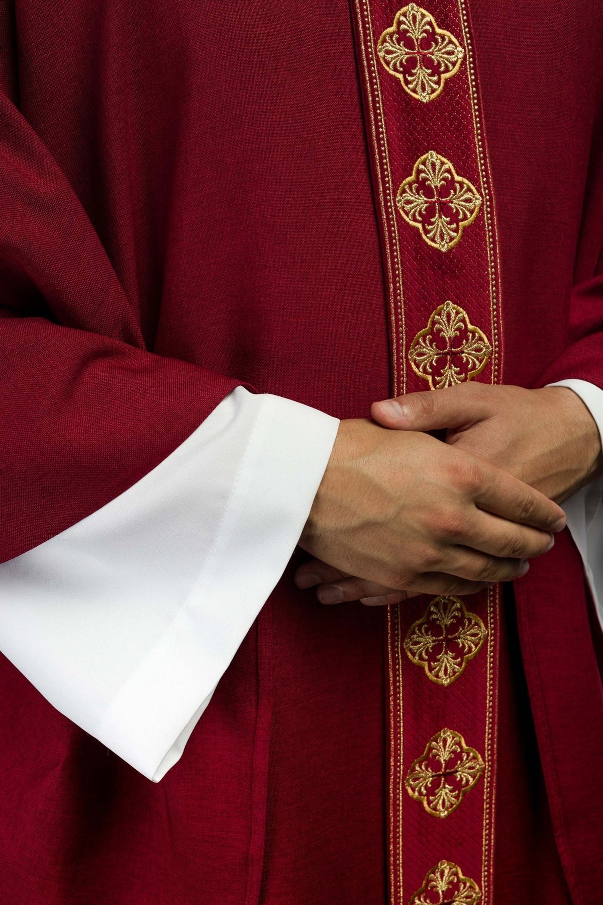Ornat w kolorze czerwonym z haftowanym pasem i kołnierzem w krzyże