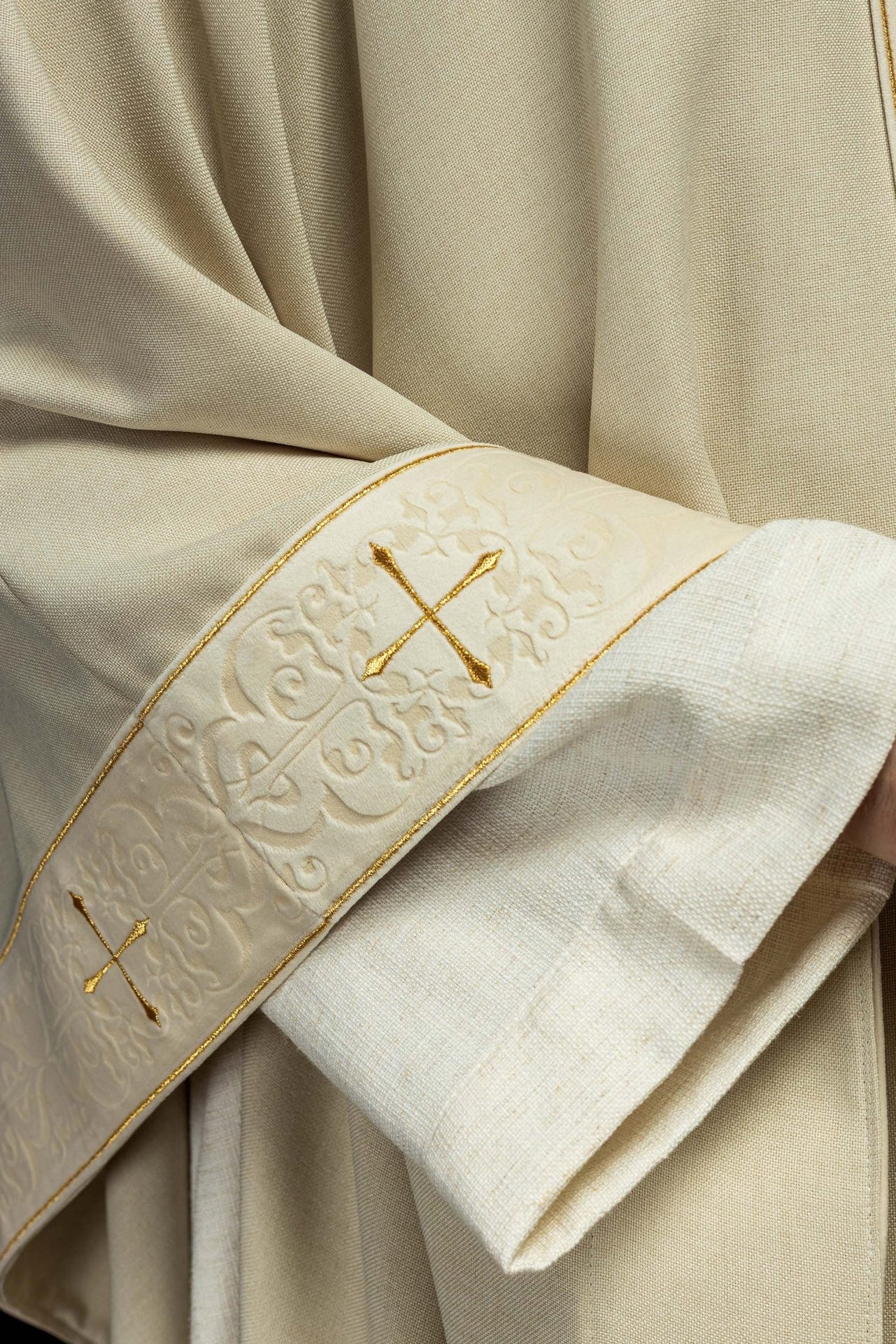 Ornat w kolorze ecru z haftowanym pasem i kołnierzem w krzyże
