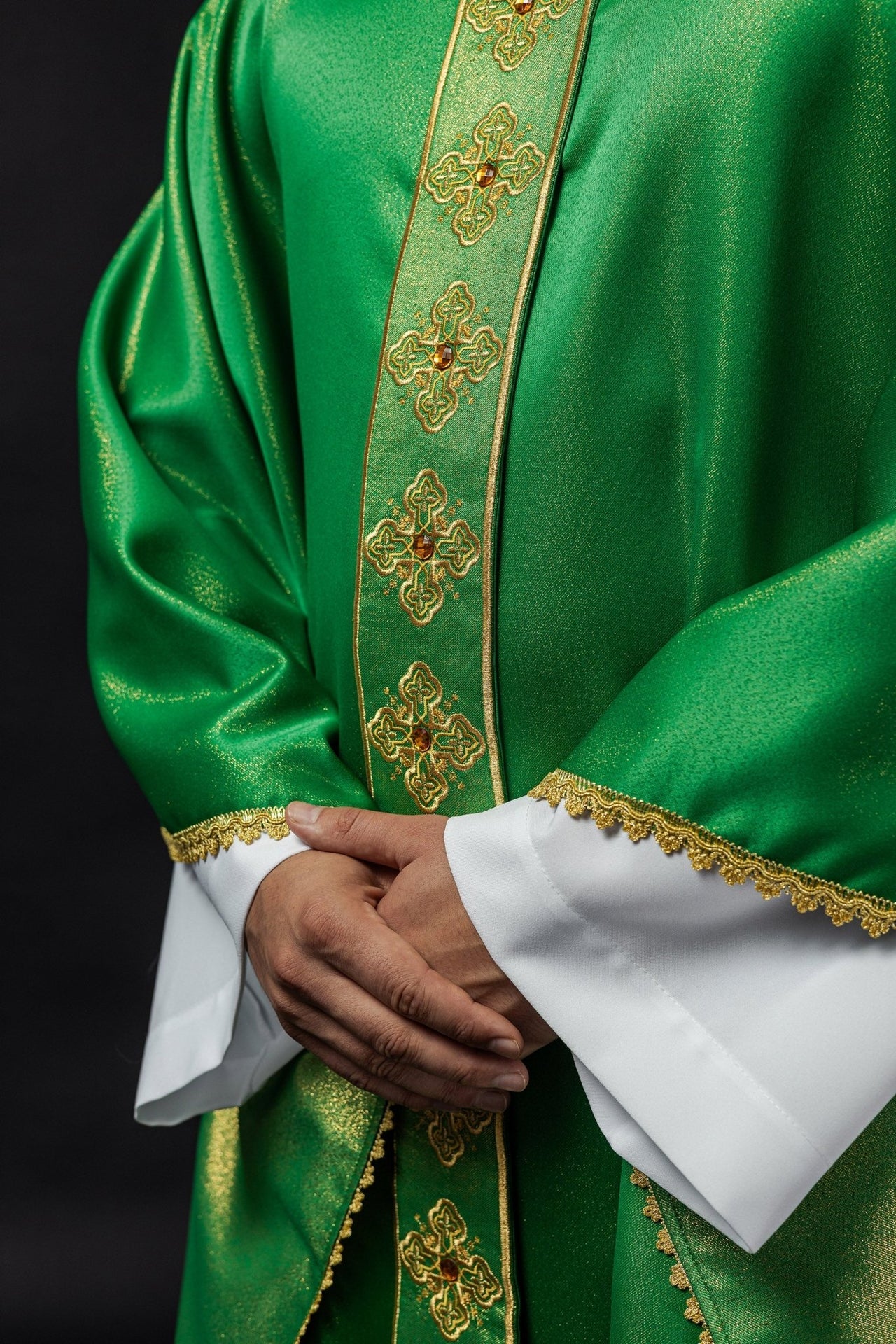 Ornat w kolorze zielonym z haftowanym pasem i kołnierzem ozdobiony kamieniami