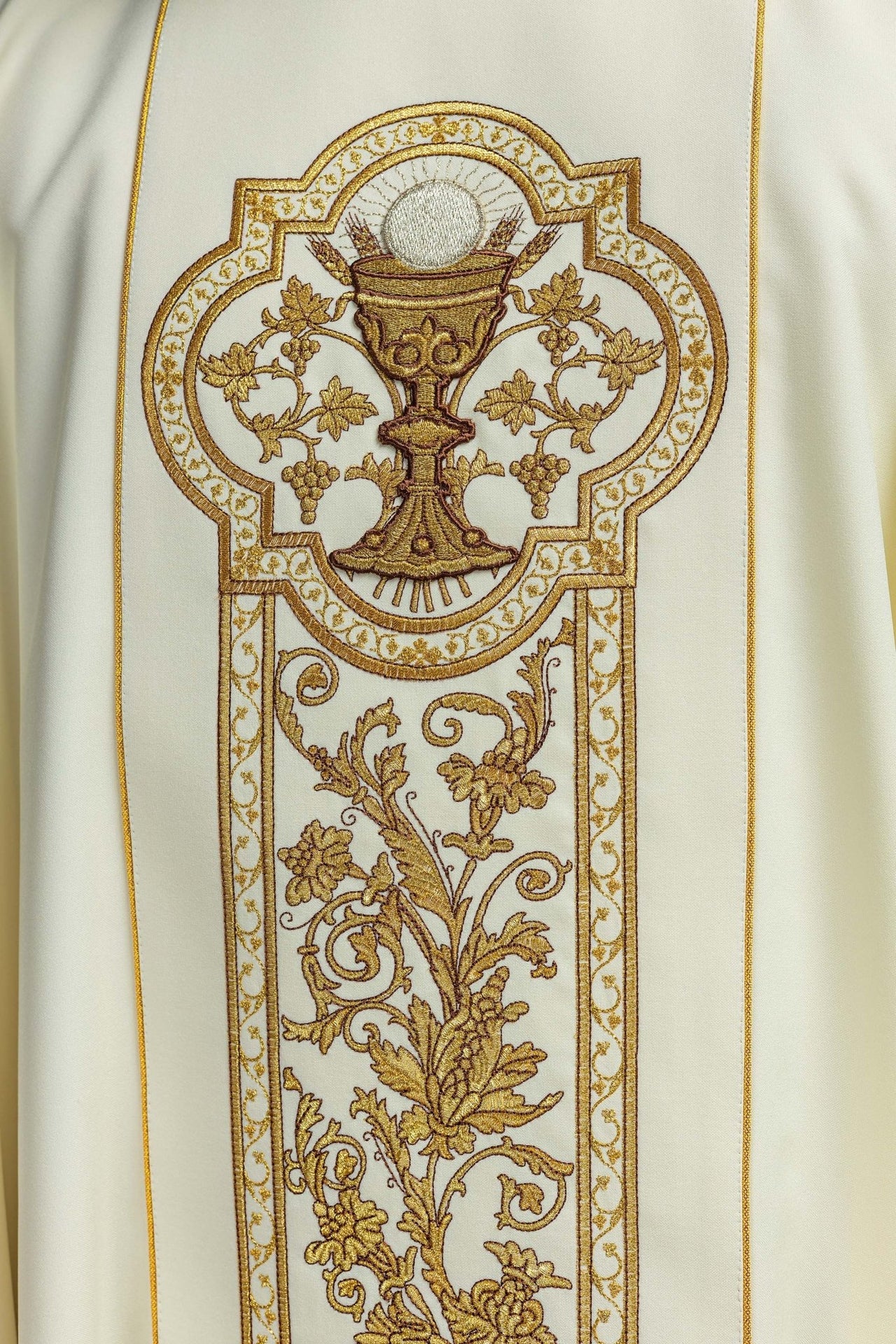 Ornat z haftem kielicha eucharystycznego w kolorze ecru