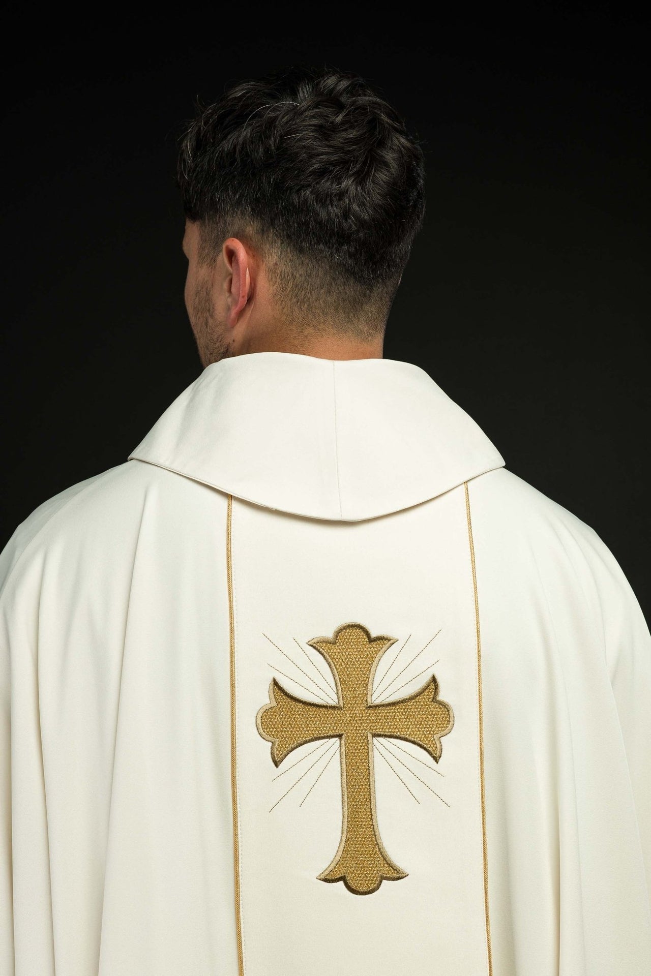 Ornat z haftowanym krzyżem i kłosami w kolorze ecru