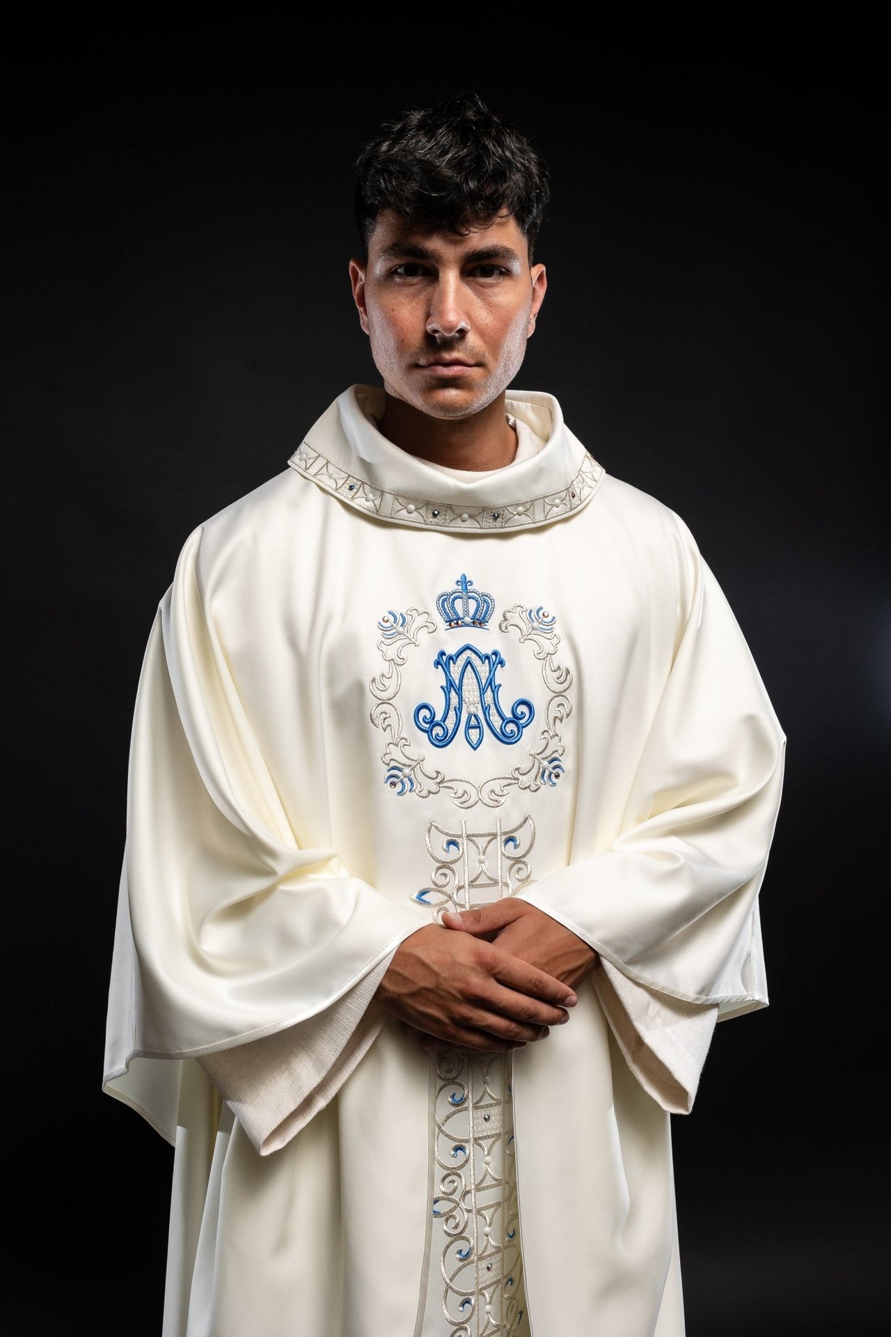 Ornat z haftowanym pasem maryjnym