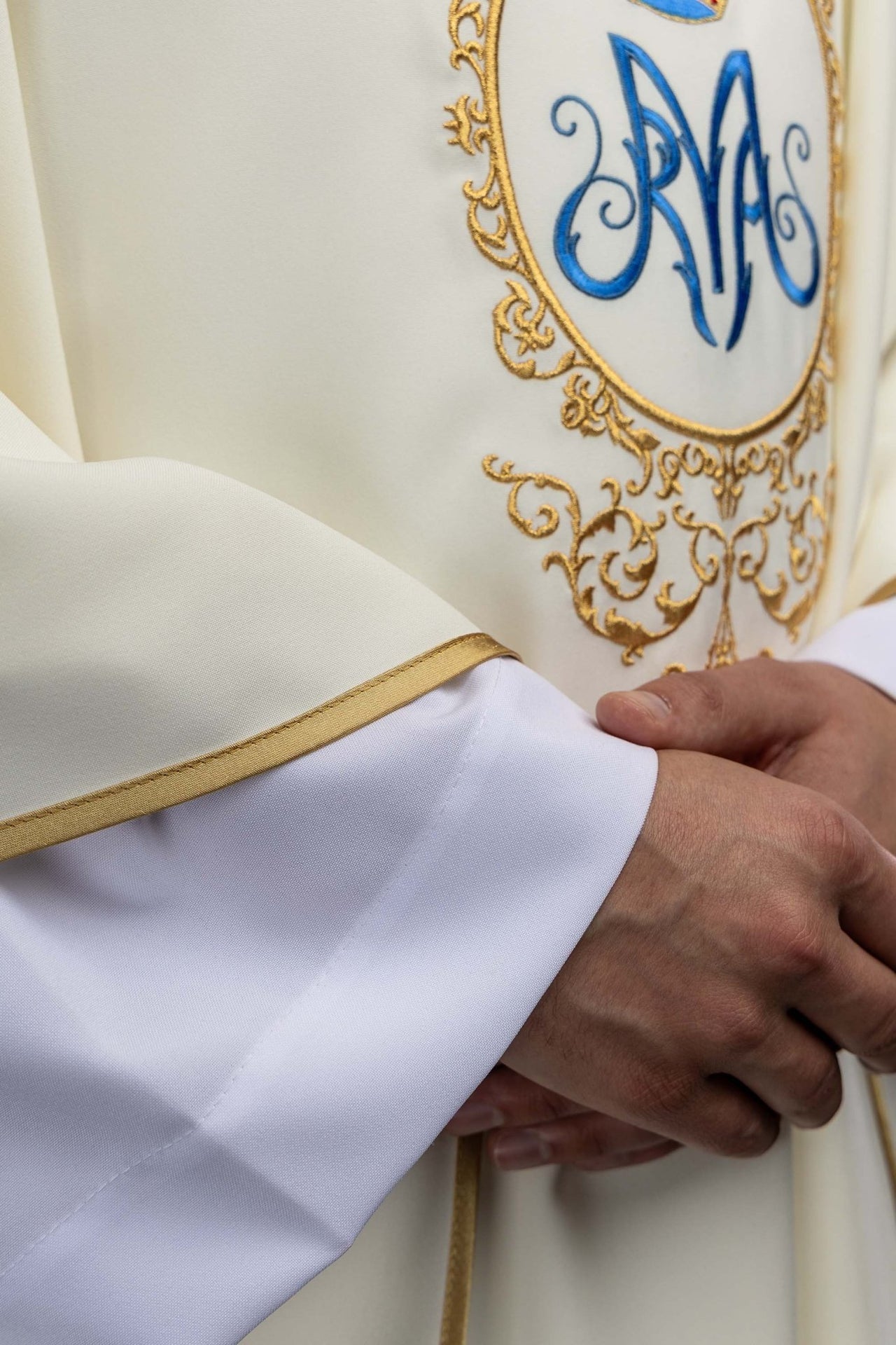 Ornat z motywem maryjnym otoczonym złotym haftem