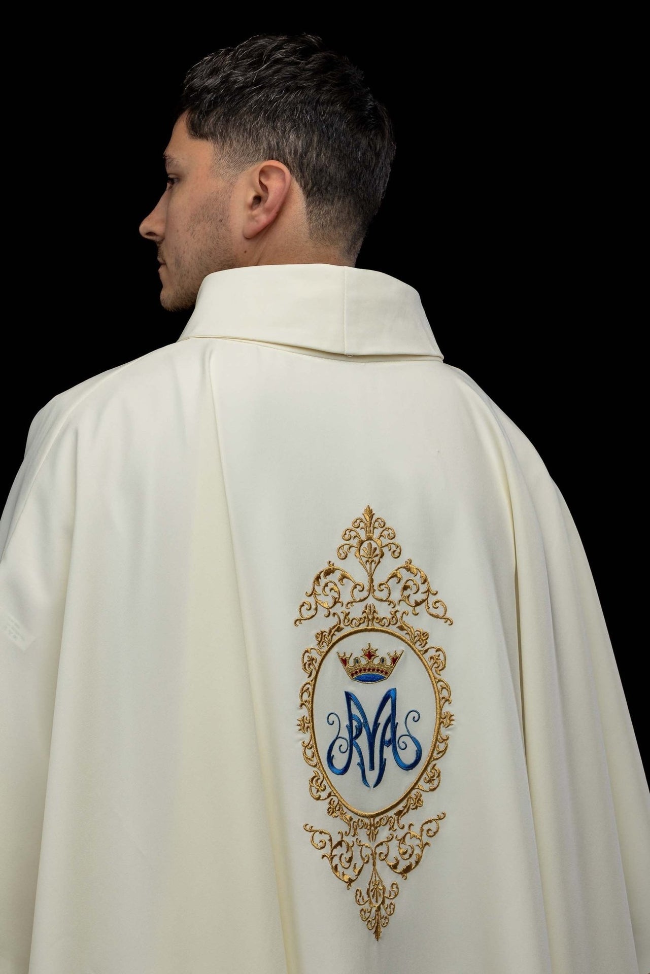 Ornat z motywem maryjnym otoczonym złotym haftem