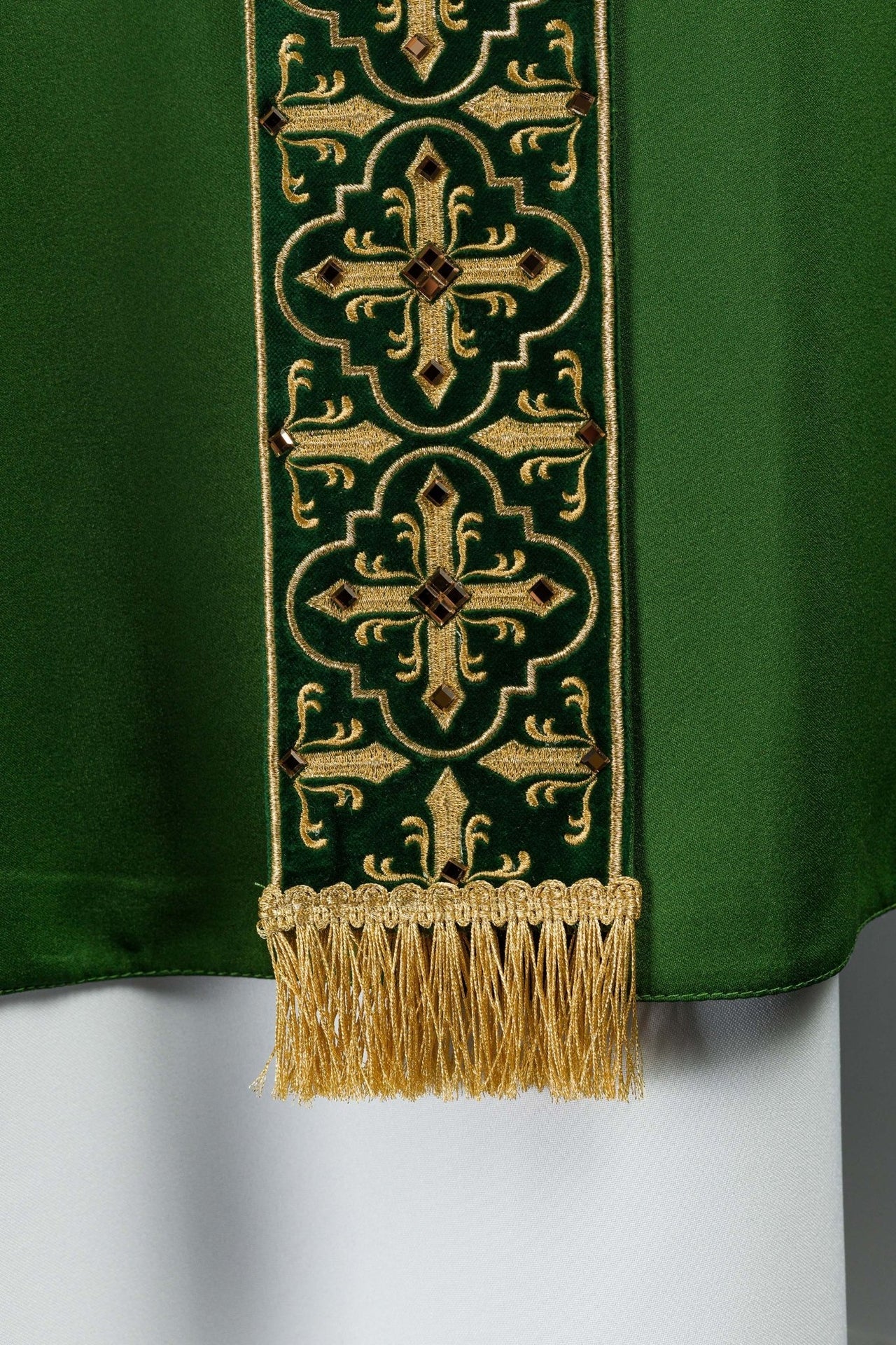 Ornat zielony z wiszącym haftowanym pasem i 500 kamieniami