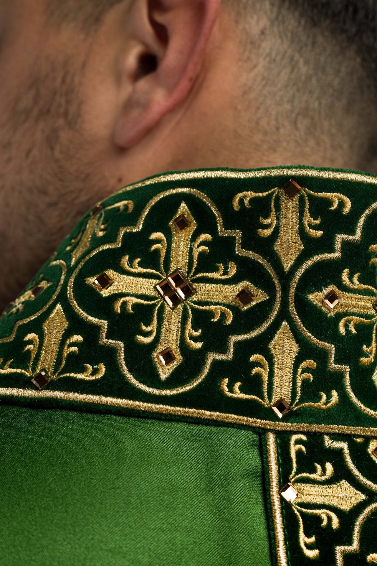 Ornat zielony z wiszącym haftowanym pasem i 500 kamieniami