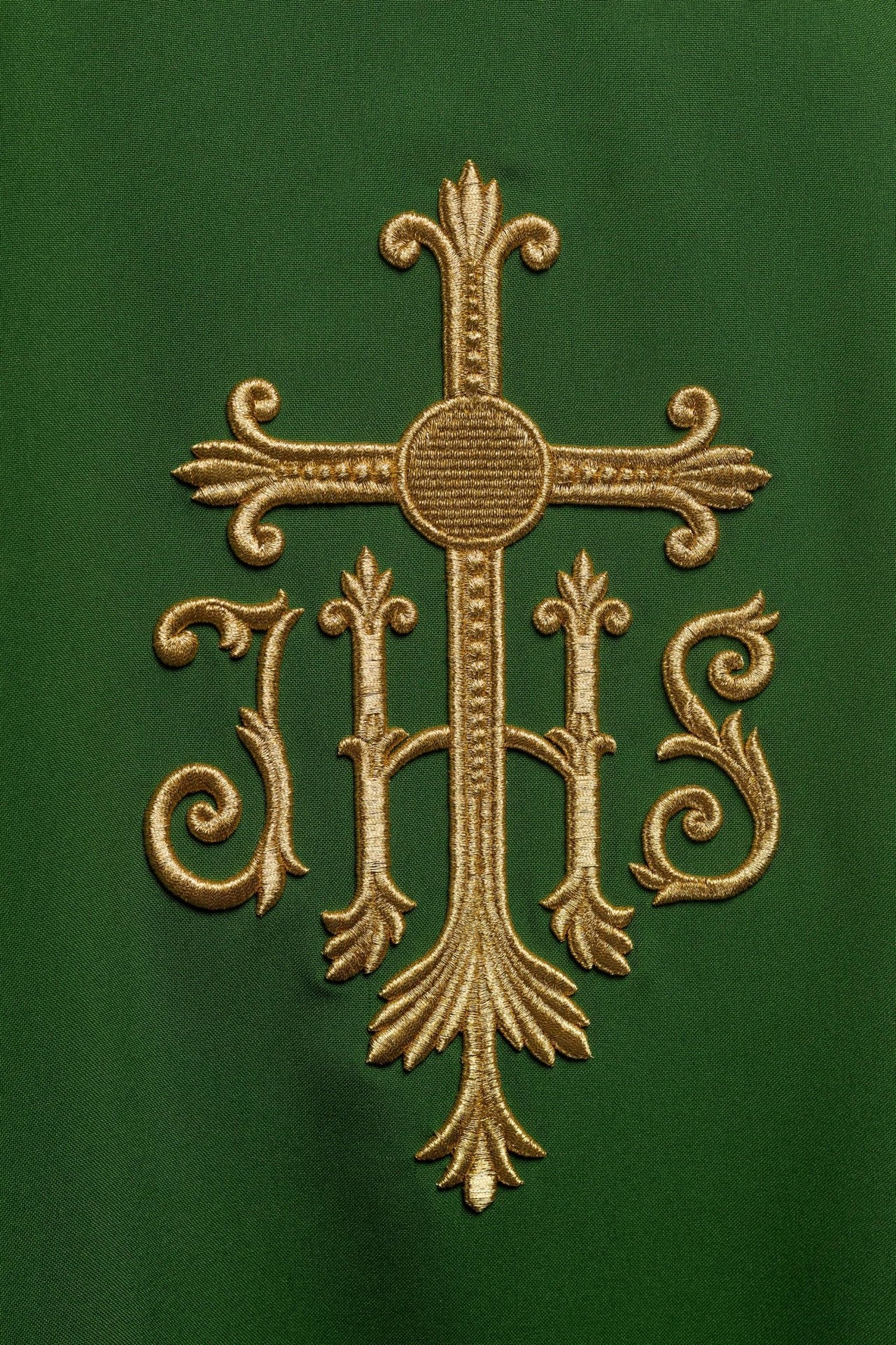 Ornat zielony z wypukłym haftem JHS