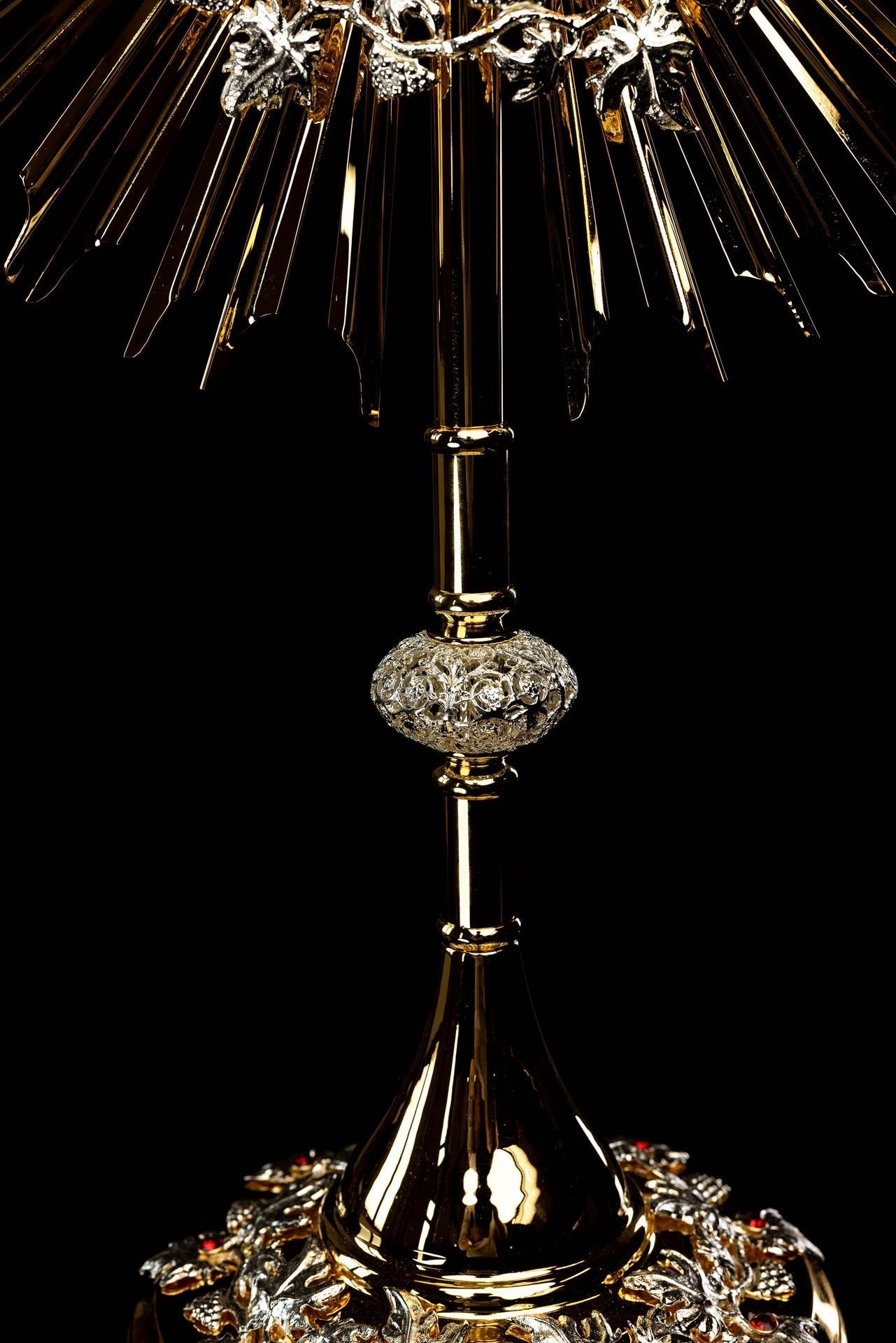 Ostensorio dorato realizzato a mano in ottone, decorato con rubini KNR/0131 70CM - PERILPRETE.IT