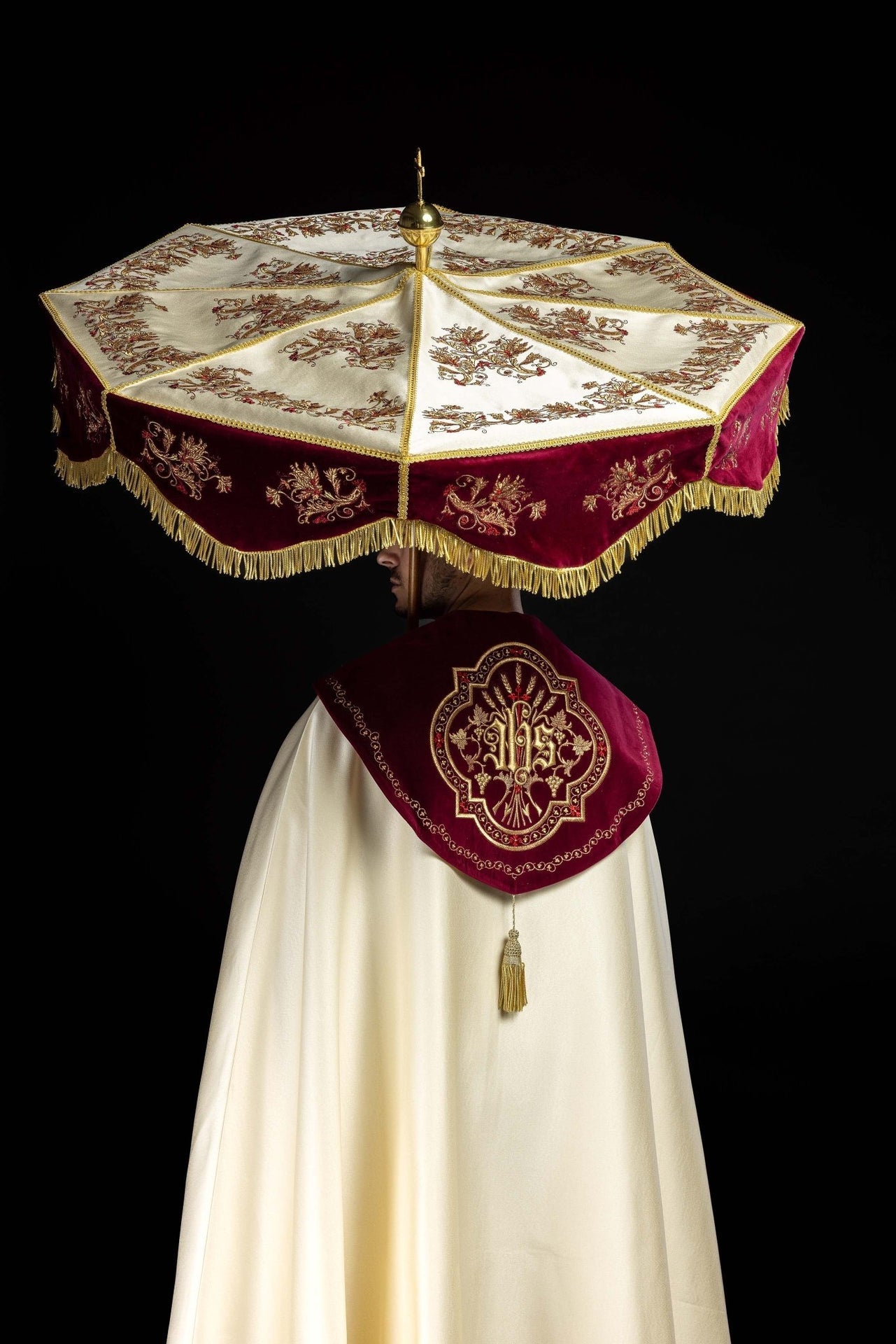 Parasol procesyjny bordowo-ecru z haftem