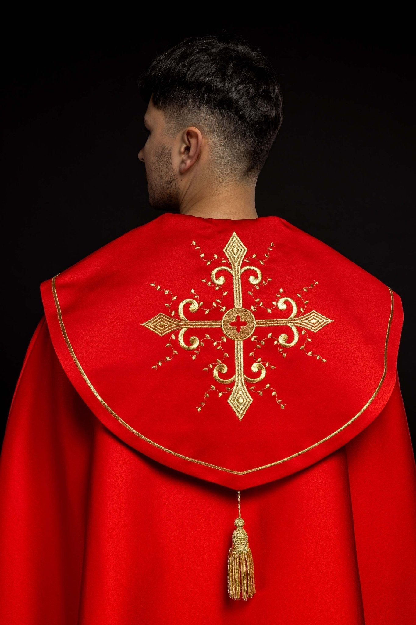 Pilviale rosso con ricamo Croce d'oro KKP/024/02/20 CZERWONA SAT. POMPON 145cm - PERILPRETE.IT