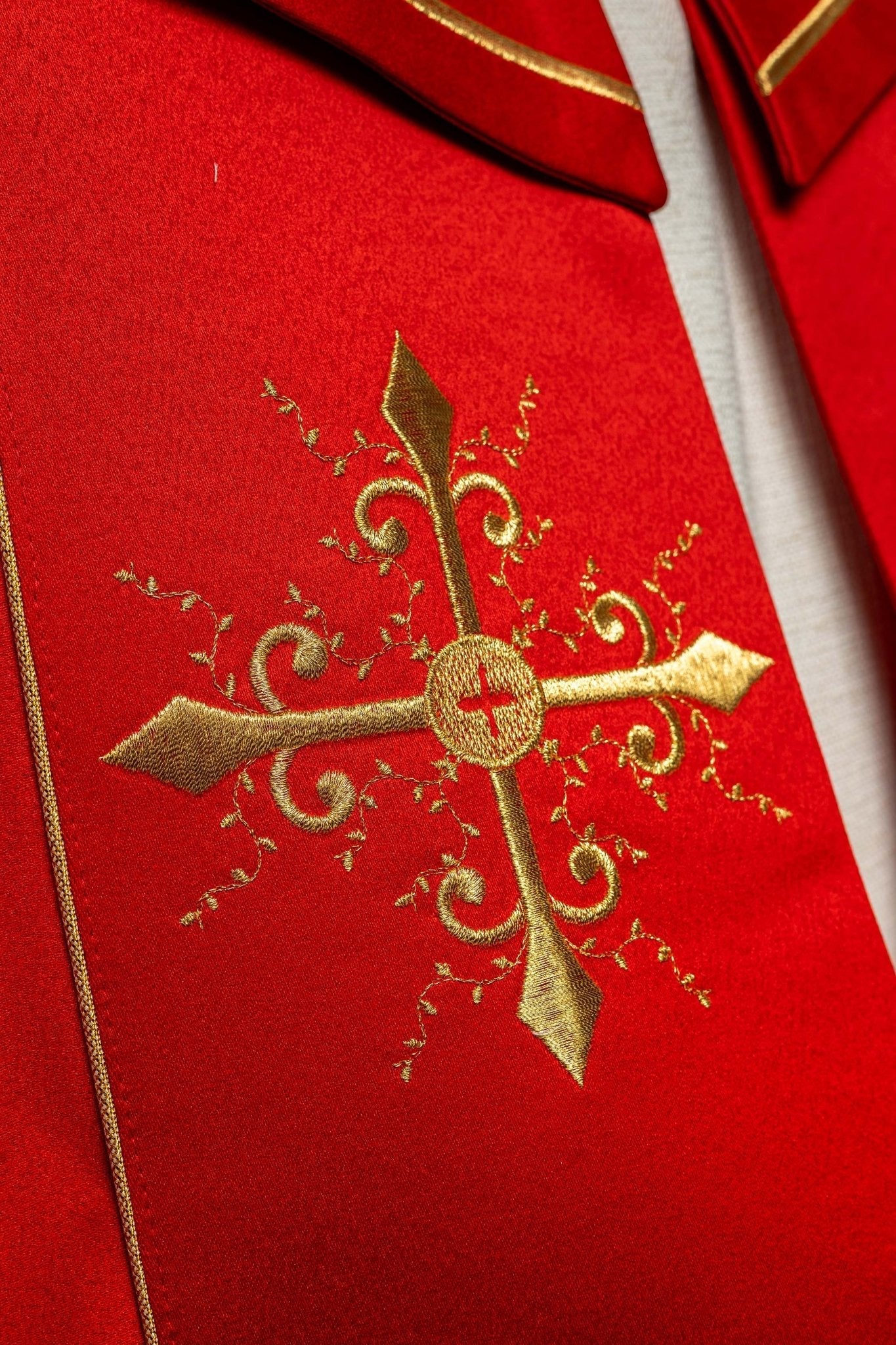 Pilviale rosso con ricamo Croce d'oro KKP/024/02/20 CZERWONA SAT. POMPON 145cm - PERILPRETE.IT