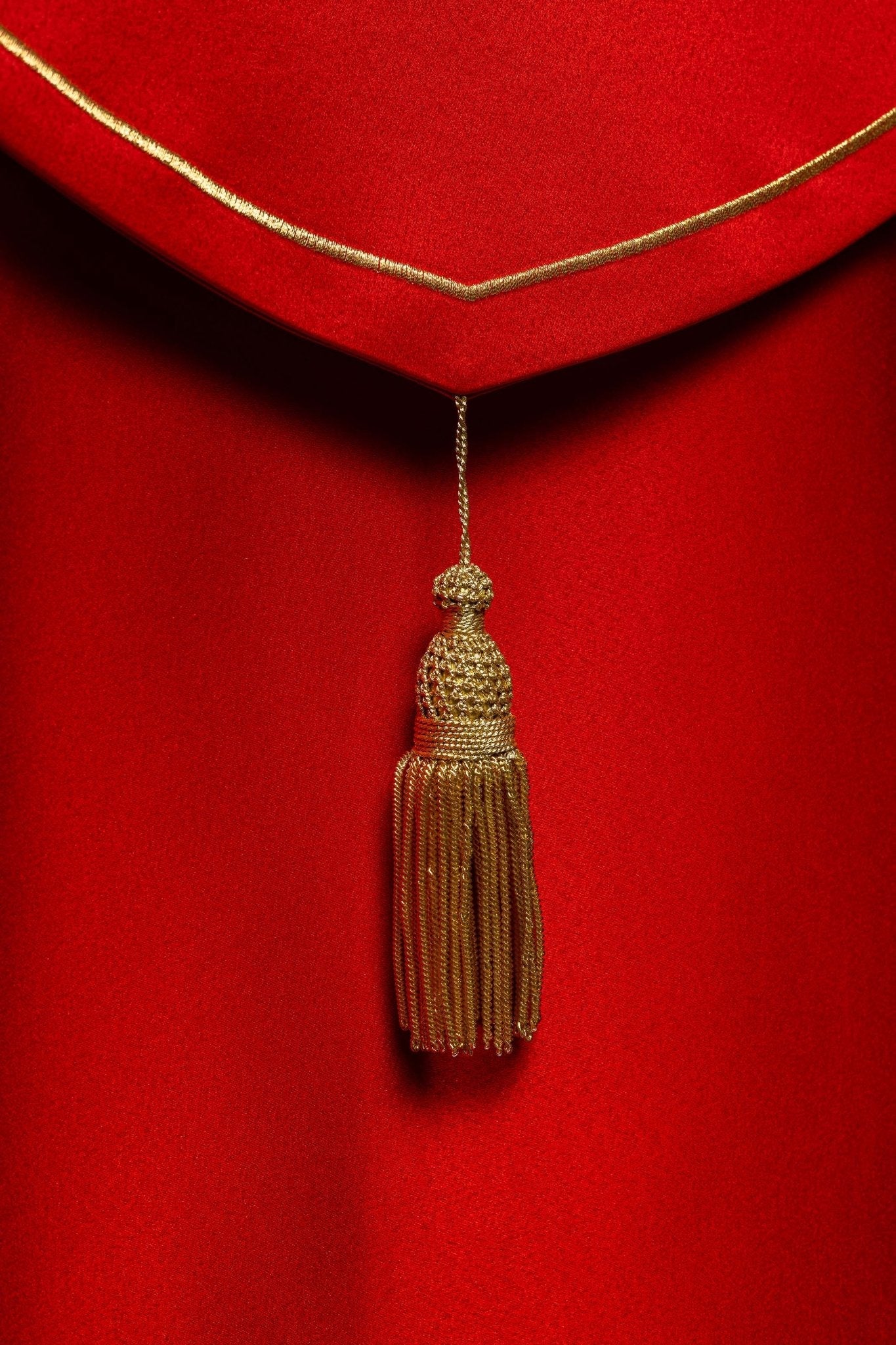 Pilviale rosso con ricamo Croce d'oro KKP/024/02/20 CZERWONA SAT. POMPON 145cm - PERILPRETE.IT