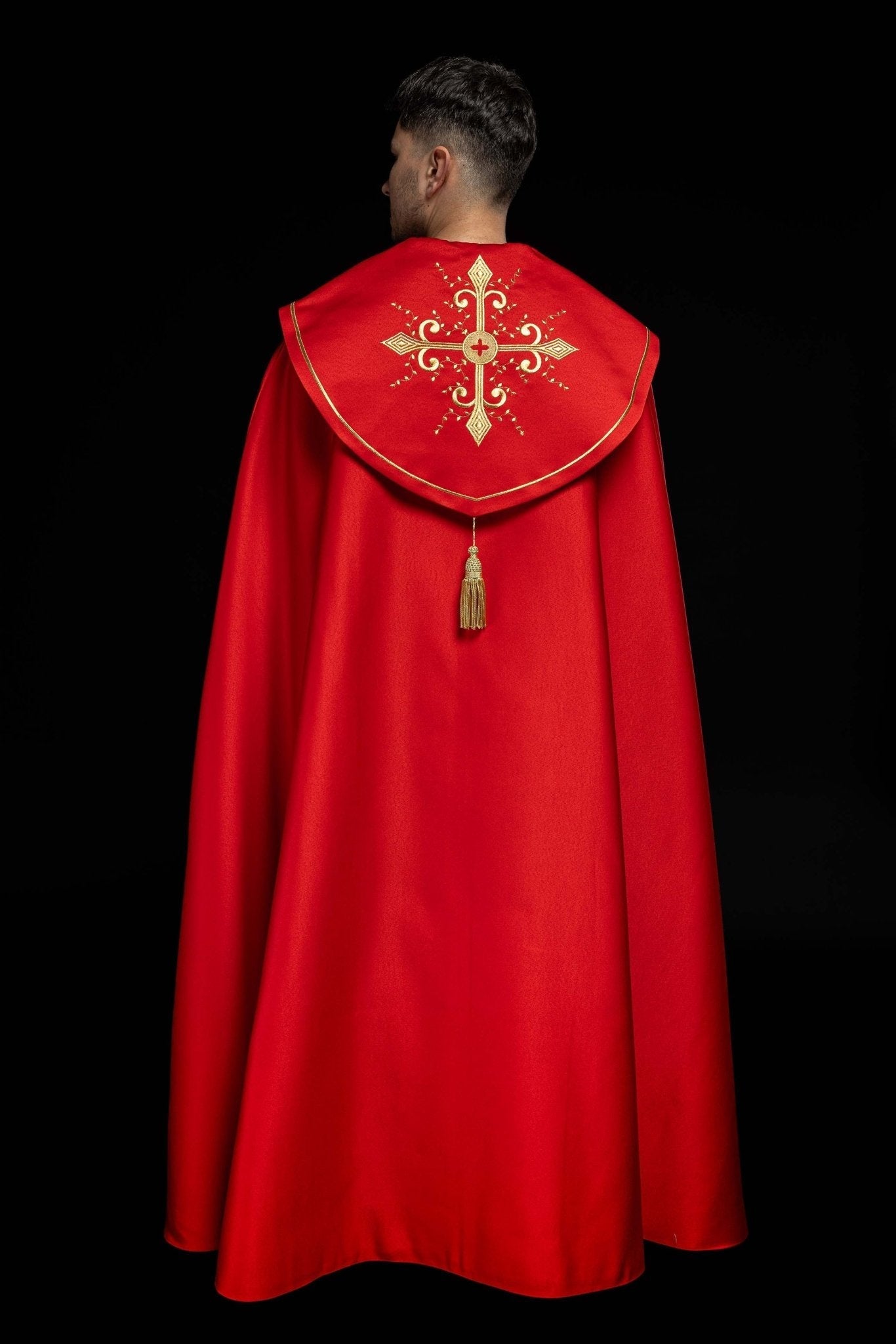Pilviale rosso con ricamo Croce d'oro KKP/024/02/20 CZERWONA SAT. POMPON 145cm - PERILPRETE.IT