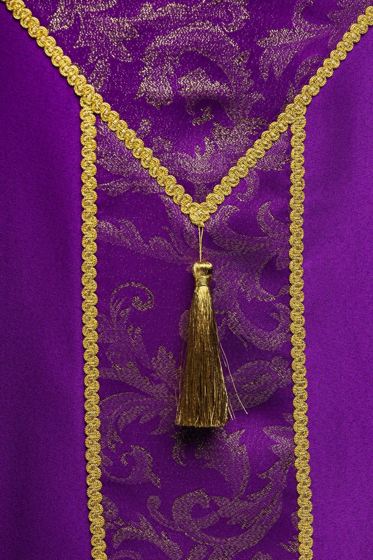 Piviale ricamato decorato con tessuto jacquard viola KKP/162/03/20 145cm - PERILPRETE.IT
