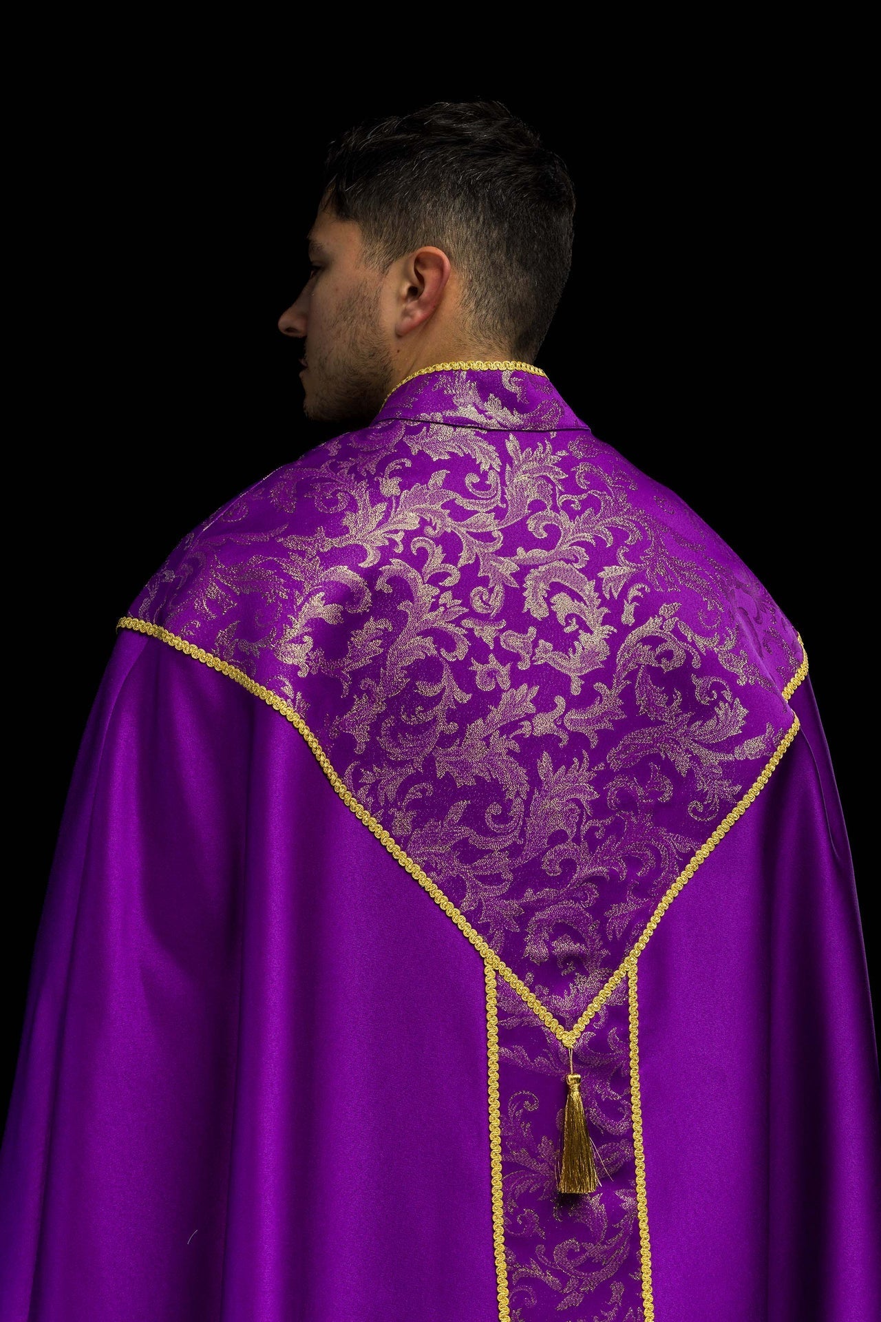 Piviale ricamato decorato con tessuto jacquard viola KKP/162/03/20 145cm - PERILPRETE.IT