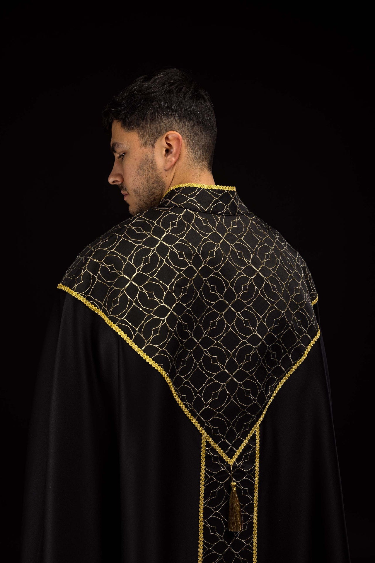 Piviale ricamato nero decorato con tessuto jacquard KKP/163/07/20 145cm - PERILPRETE.IT