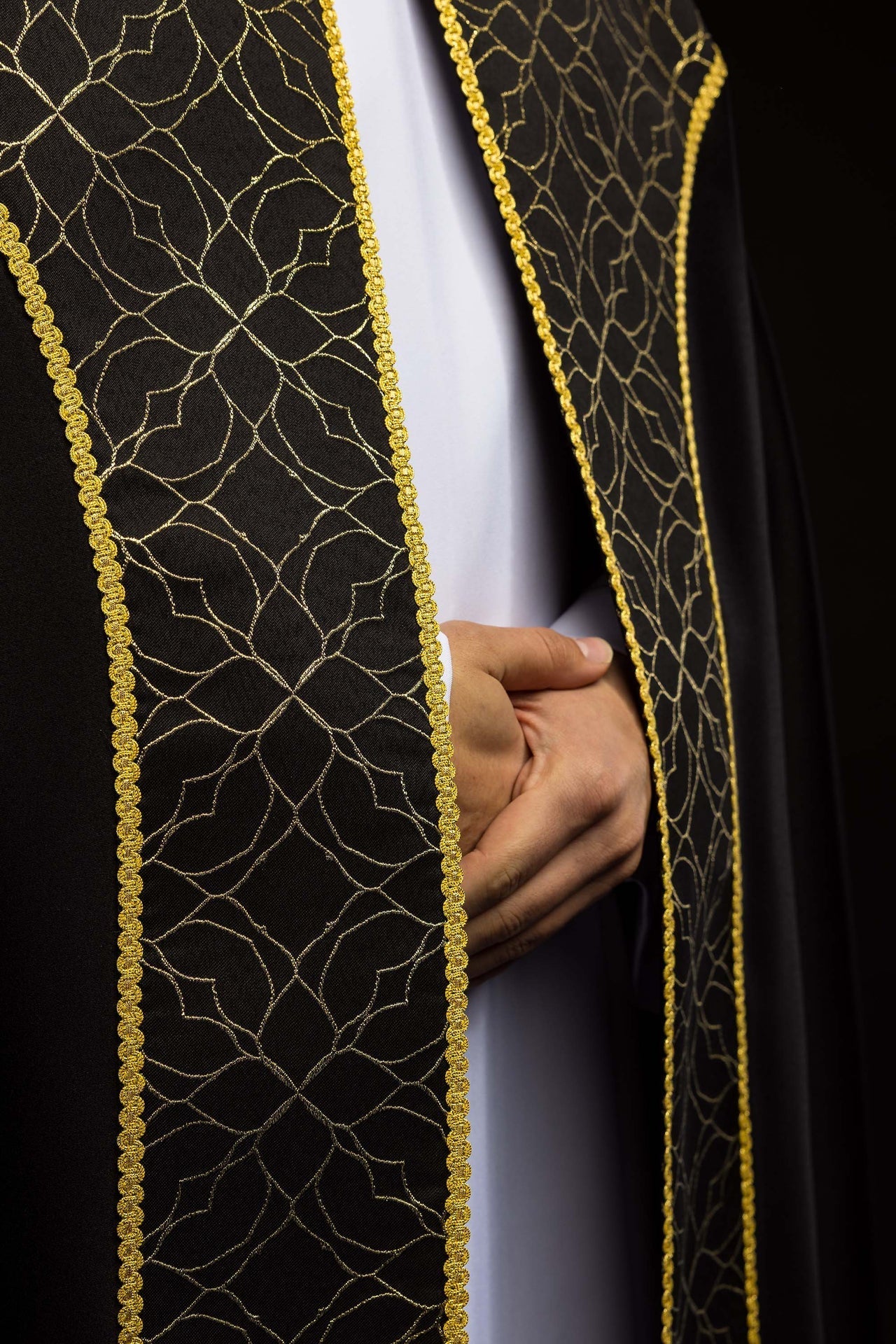 Piviale ricamato nero decorato con tessuto jacquard KKP/163/07/20 145cm - PERILPRETE.IT