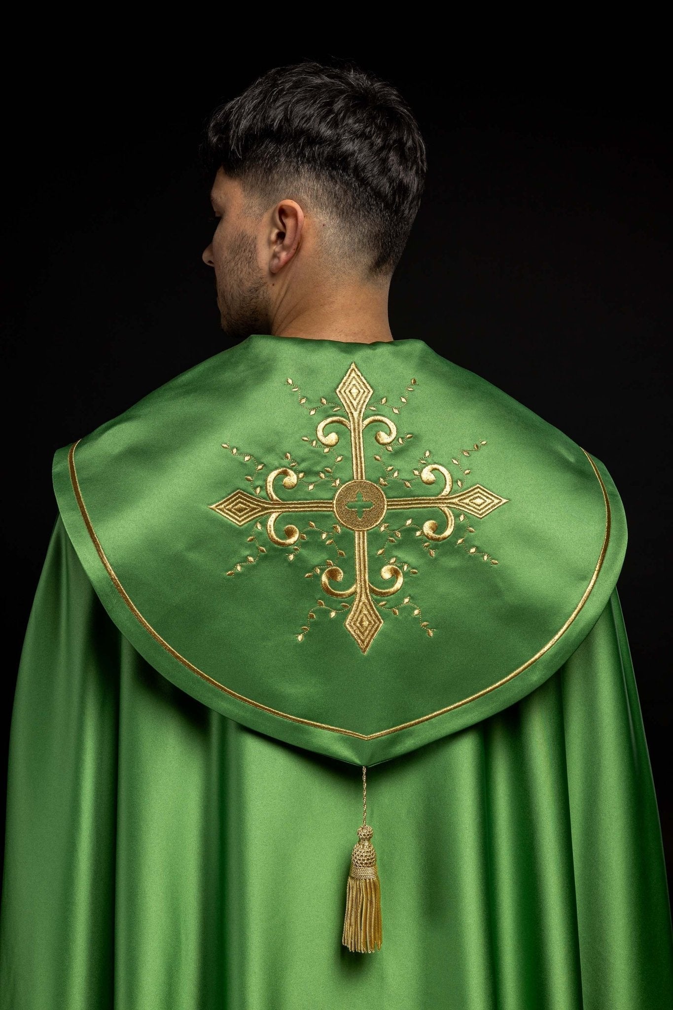 Piviale verde con ricamo Croce d'oro KKP/024/01/20 ZIELONA SAT. POMPON 145cm - PERILPRETE.IT